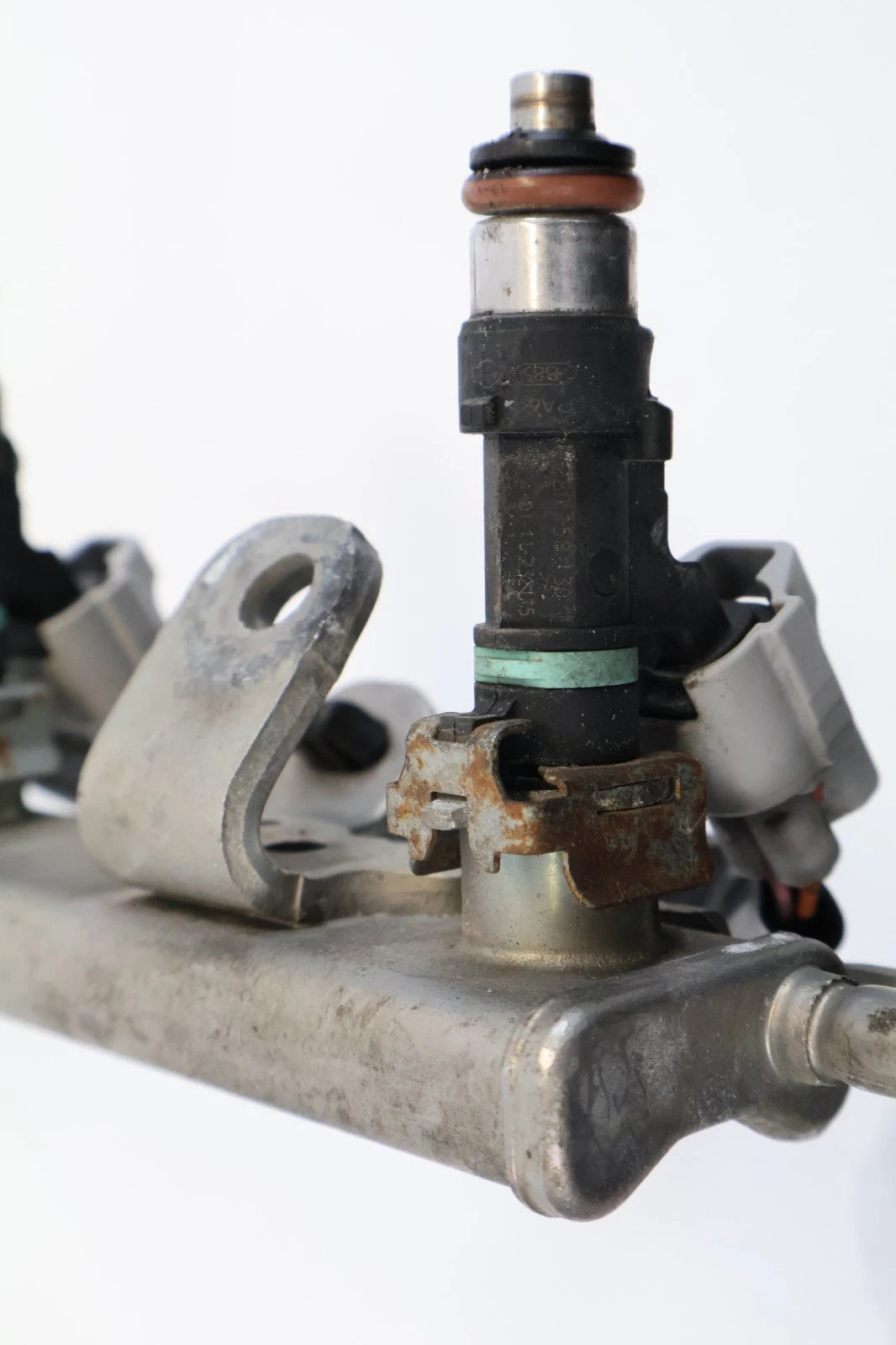 2008-2013 NISSAN ROGUE 2.5L L4 FUEL RAIL WITH INJECTORS AND HARNESS ASSEMBLY OEM