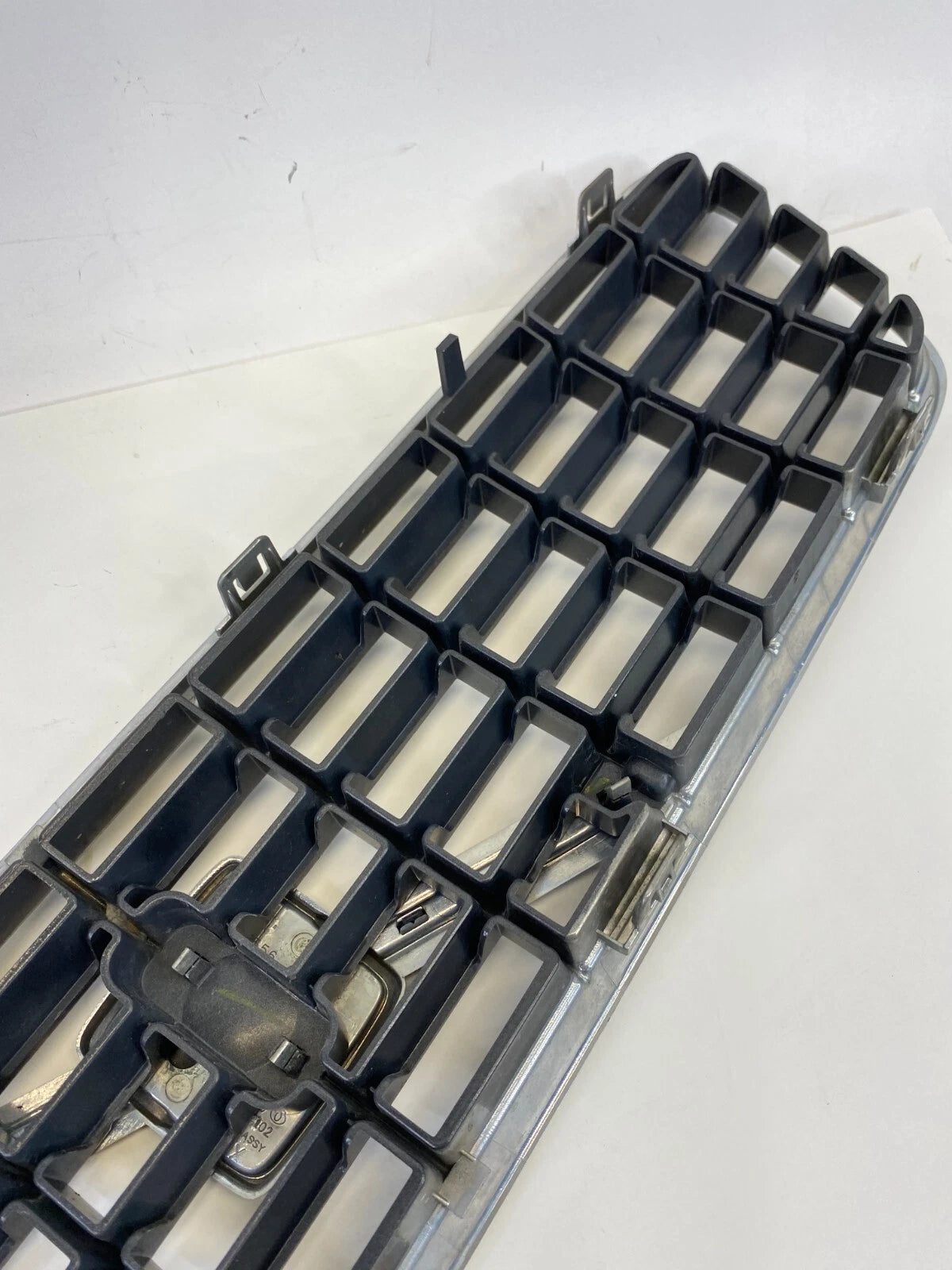 2004 2005 2006 2007 VOLVO S40 FRONT UPPER BUMPER GRILL GRILLE ASSY 08620116 OEM
