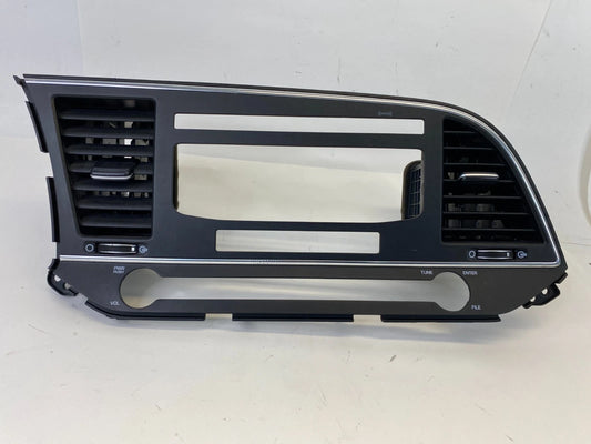 2017 2018 HYUNDAI ELANTRA CENTER DASH RADIO BEZEL TRIM W/ AIR VENT 84704-F3000