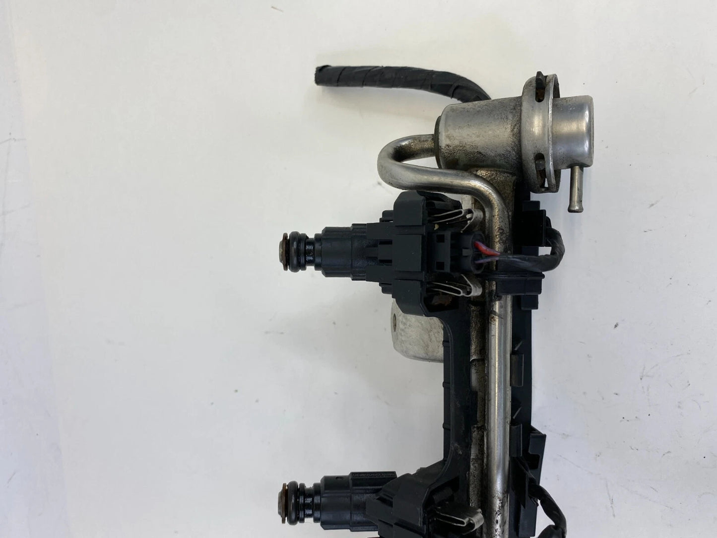 1999-2005 VOLKSWAGEN BEETLE AT FUEL INJECTION RAIL W/ INJECTORS 06A-133-681-B