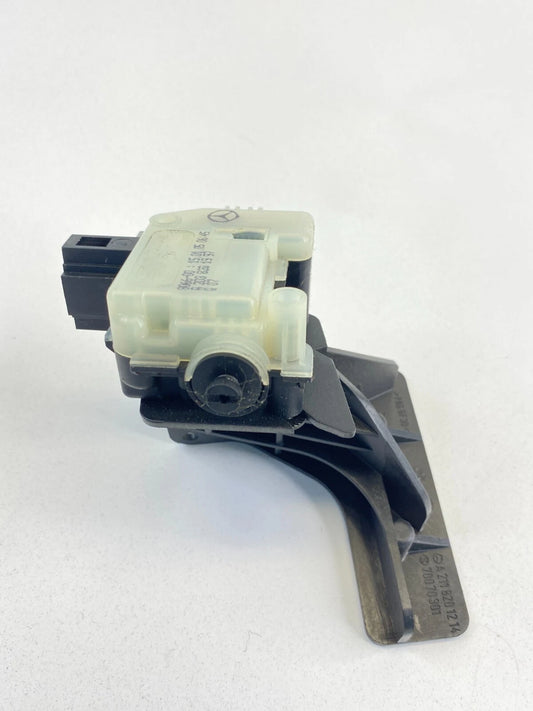2004-2006 MERCEDES-BENZ E500 04 05 E320 FUEL FILLER DOOR LOCK ACTUATOR BRACKET