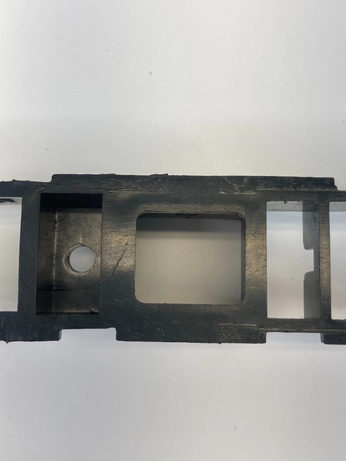 09-12 CHEVROLET TRAVERSE 08-12 ENCLAVE CENTER DASH SWITCH BRACKET SUPPORT OEM