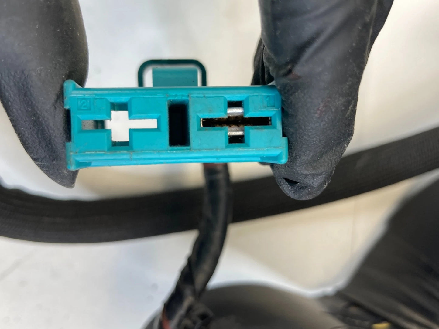 2013-2019 FORD TAURUS POLICE SEDAN UNDER HOOD CABIN FUSE RELAY JUNCTION BLOCK