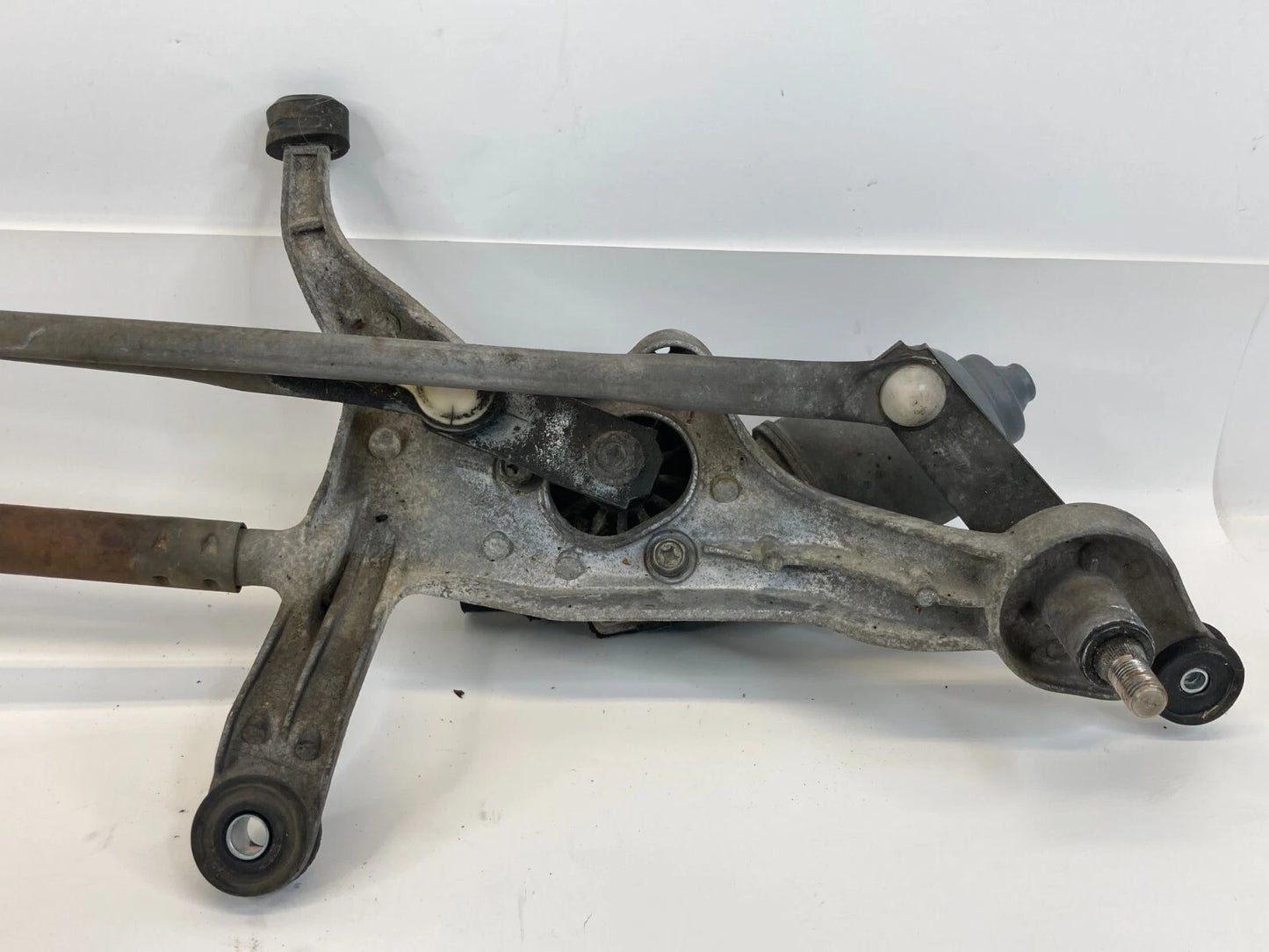 2006-2008 PONTIAC GRAND PRIX WIPER MOTOR W/ LINKAGE FRONT ASSEMBLY OEM 2579096