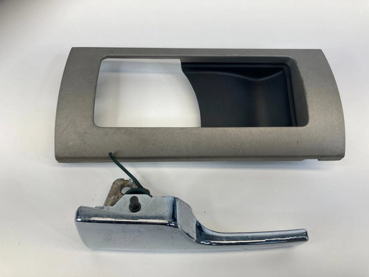 03-06 LINCOLN NAVIGATOR REAR LEFT SIDE INNER DOOR HANDLE W/ BEZEL 2L7X7827579AFW
