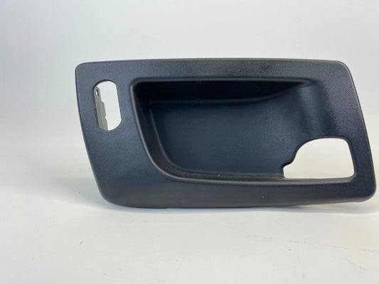04-06 CADILLAC SRX 03-07 CTS FRONT RIGHT INNER DOOR HANDLE BEZEL TRIM 25752962