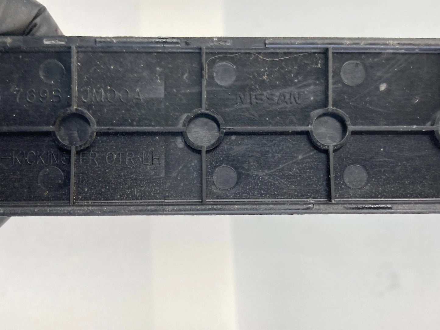 08-13 NISSAN ROGUE FRONT LEFT SIDE UPPER PILLAR SILL SCUFF PLATE 769B1-JM00A OEM