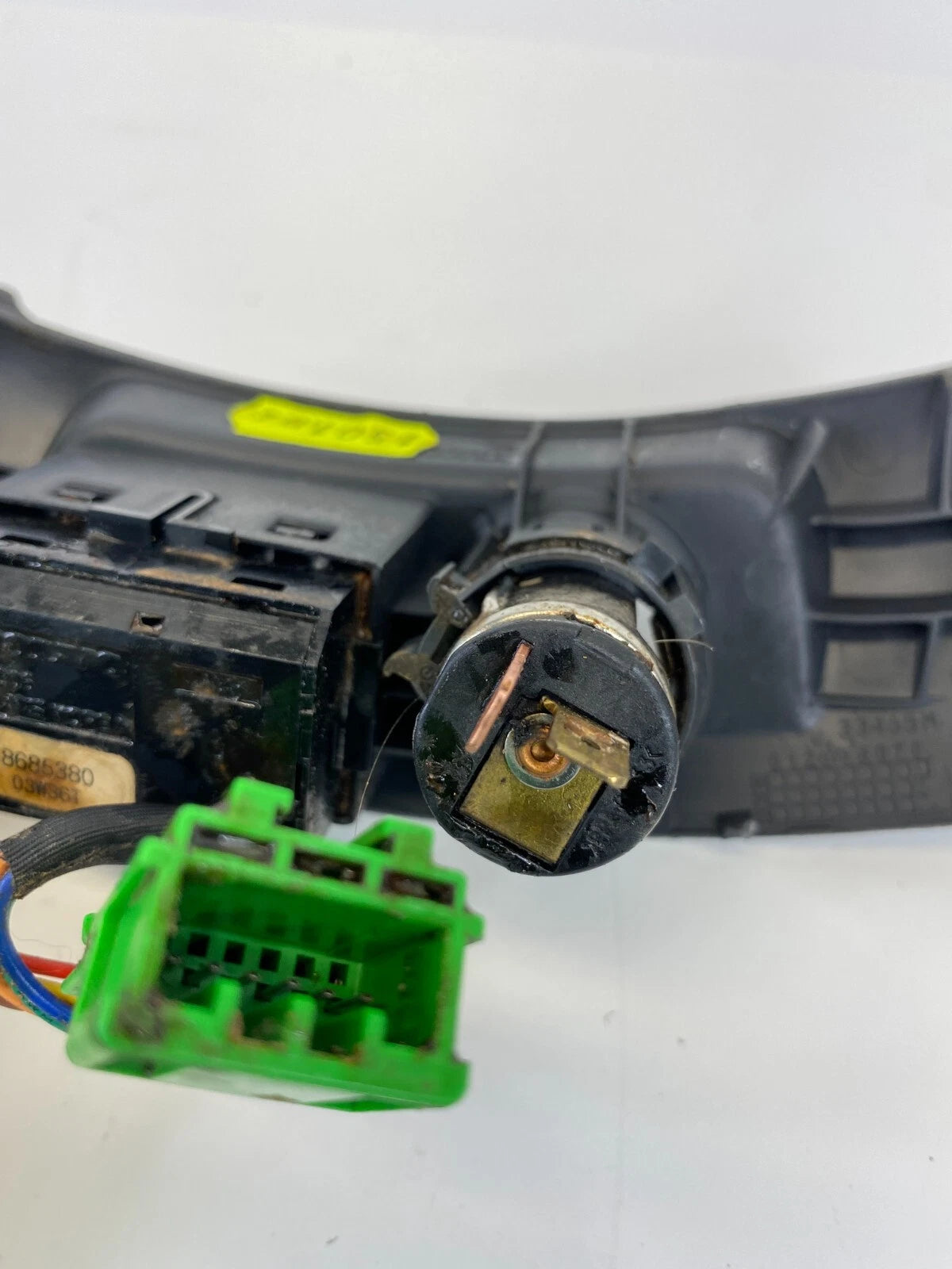 04-07 VOLVO S40 CENTER CONSOLE TRACTION SWITCH POWER OUTLET W/ BEZEL 8685380 OEM