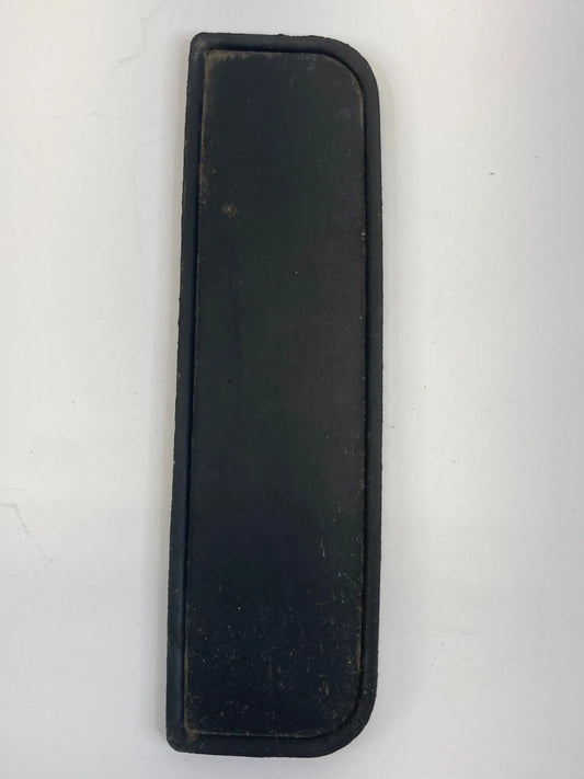 03-08 KIA SORENTO FRONT RIGHT PASSENGER SIDE PAD COVER TRIM LID 93562-3E000 OEM