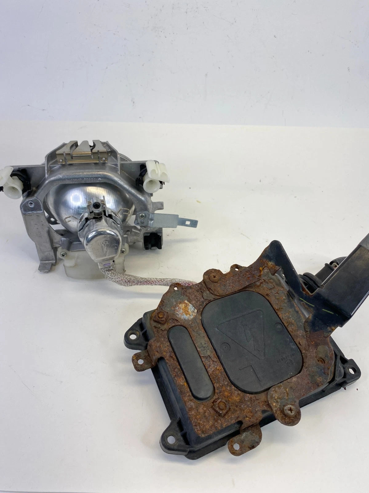 2007-2009 LEXUS RX350 HID XENON AFS HEADLIGHT PROJECTOR BRACKET FRONT LEFT OEM