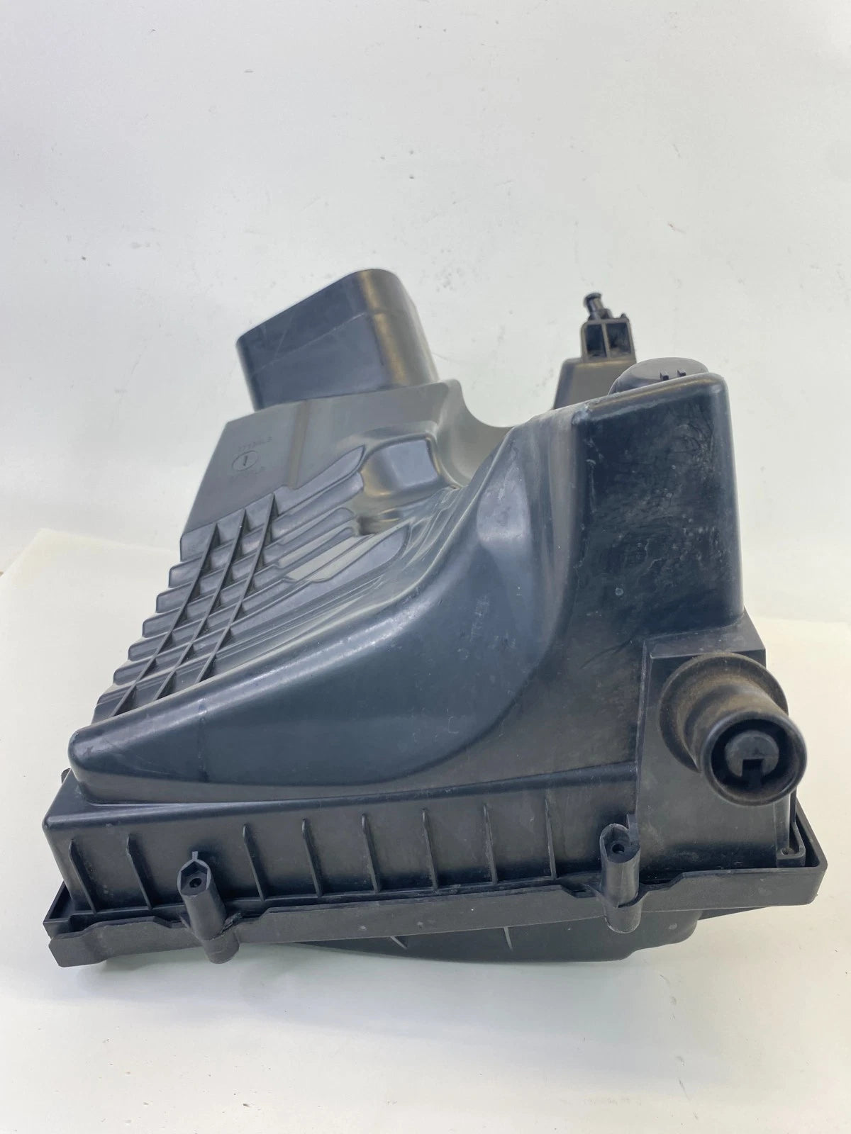 2011-2013 BUICK REGAL 2.4L AIR INTAKE CLEANER BOX HOUSING COVER OEM 55561774