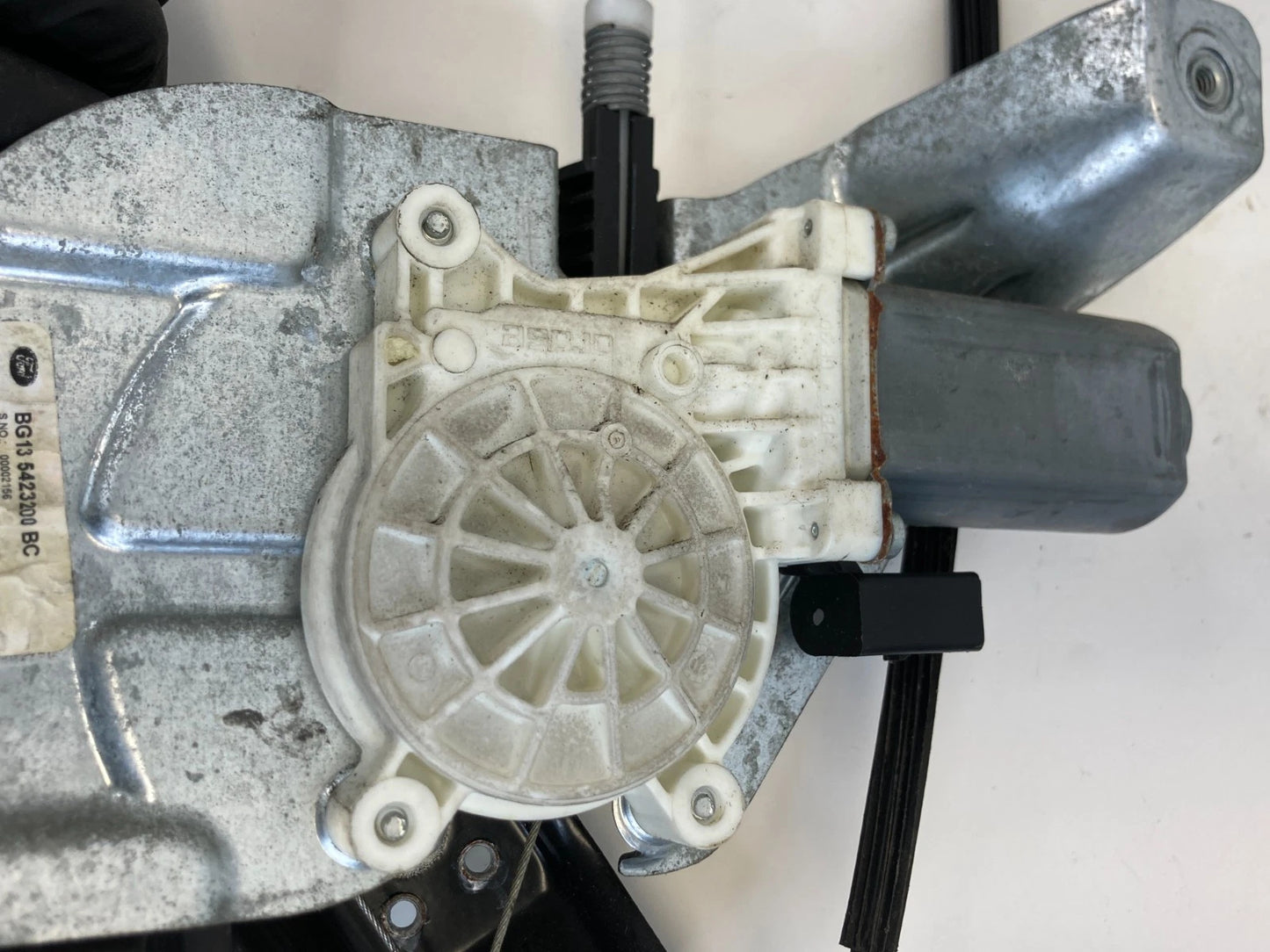 2010-2019 FORD TAURUS FRONT RIGHT PASSENGER WINDOW REGULATOR WITH MOTOR OEM