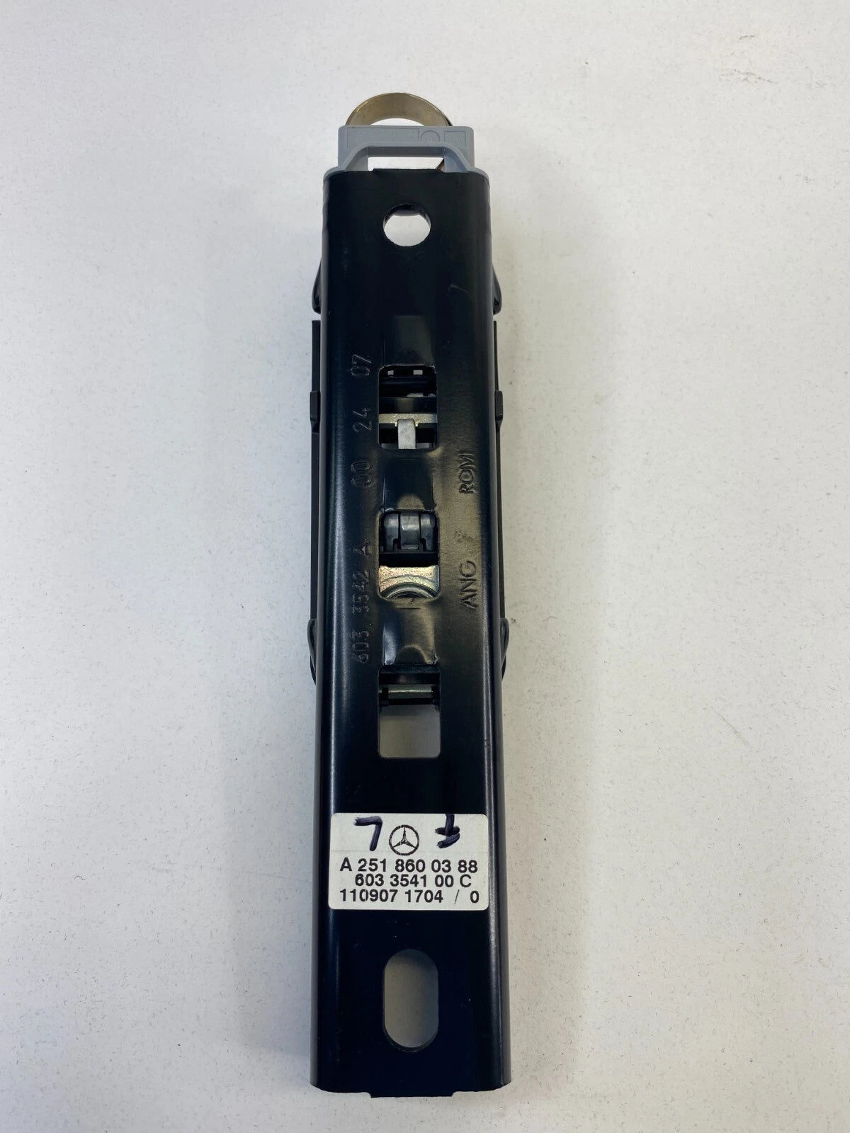 2006-2012 MERCEDES-BENZ R350 FRONT LEFT SEAT BELT HEIGHT ADJUSTER A2518600388