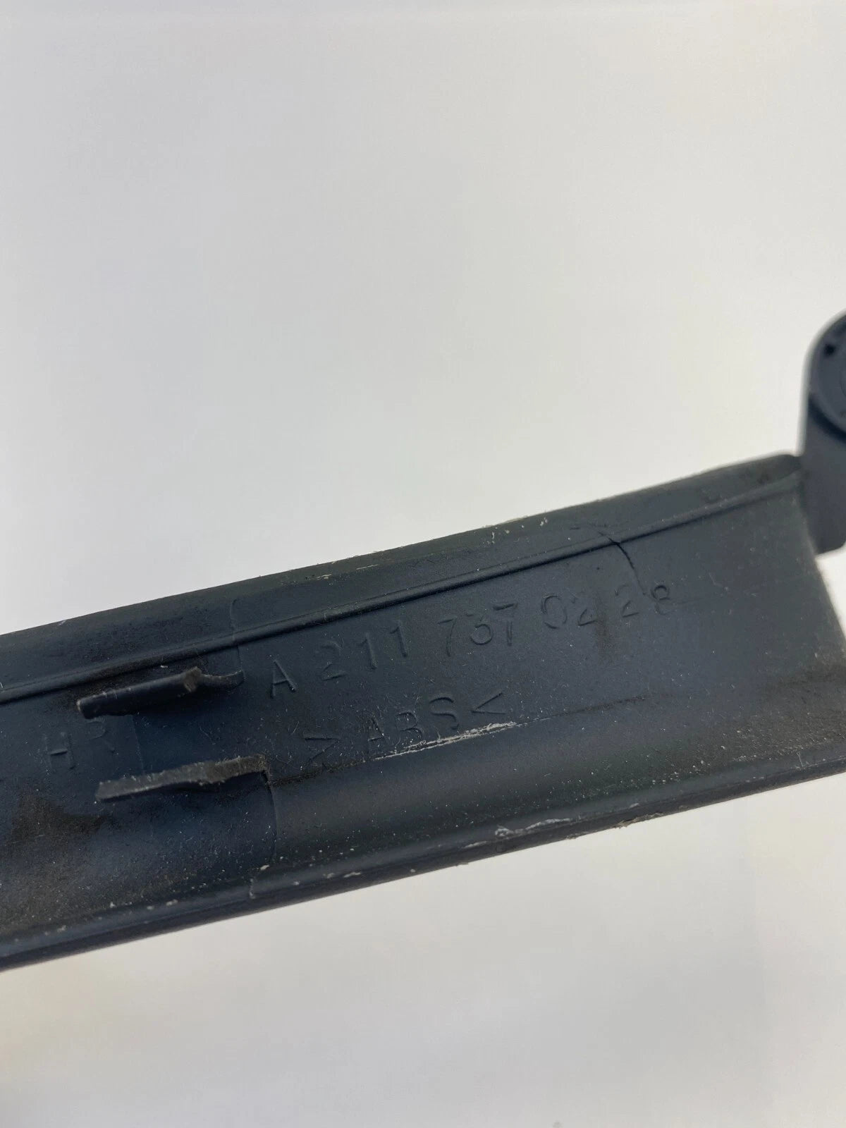 2003-2009 MERCEDES-BENZ E320 RR RH PASSENGER DOOR GRAB HANDLE OEM 211-737-02-28