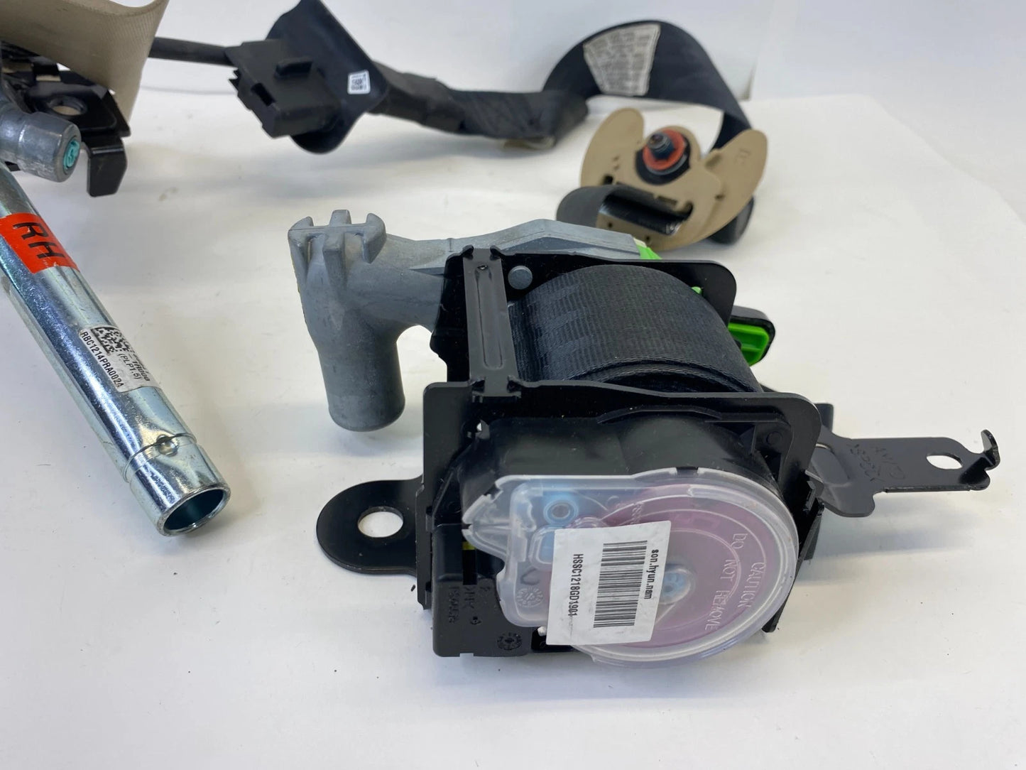 11-14 HYUNDAI ACCENT SEDAN FRONT RIGHT SIDE SEAT BELT RETRACTOR 888801R600V2 OEM