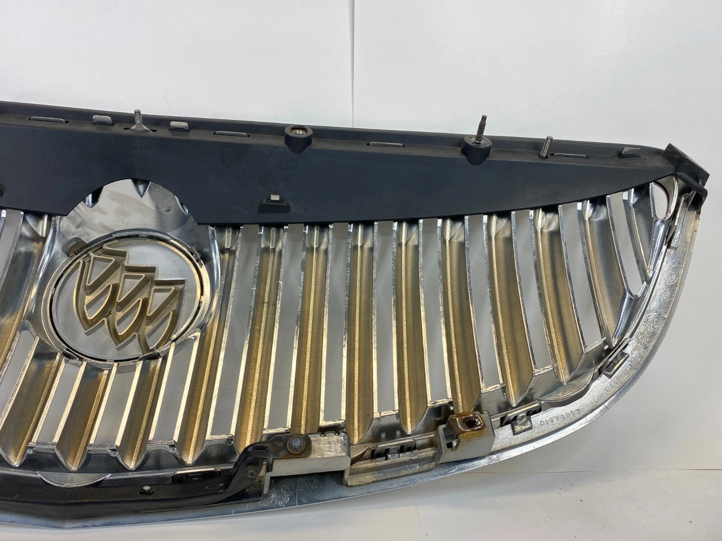 2008-2012 BUICK ENCLAVE FRONT BUMPER CENTER GRILL GRILLE ASSEMBLY 15297923 OEM