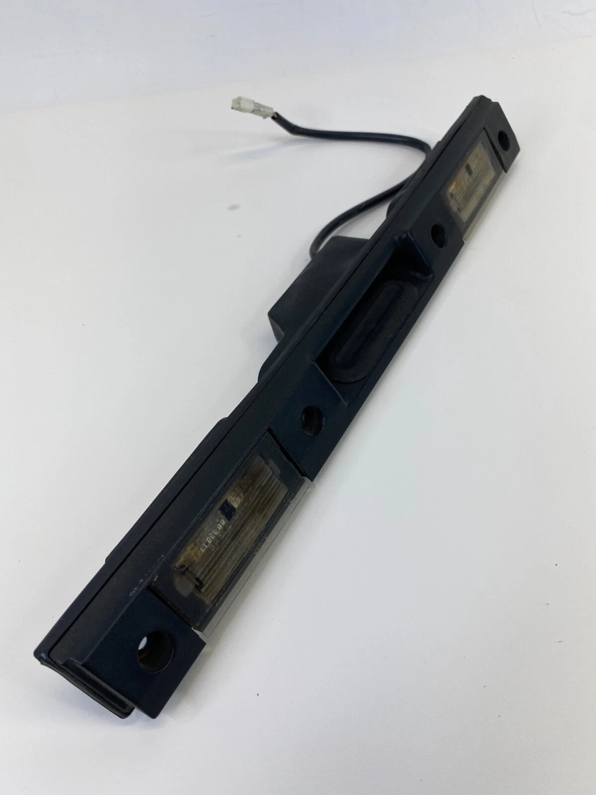 2003-2012 LAND ROVER RANGE ROVER REAR LICENSE PLATE LIGHT MOLDING ASSEMBLY OEM
