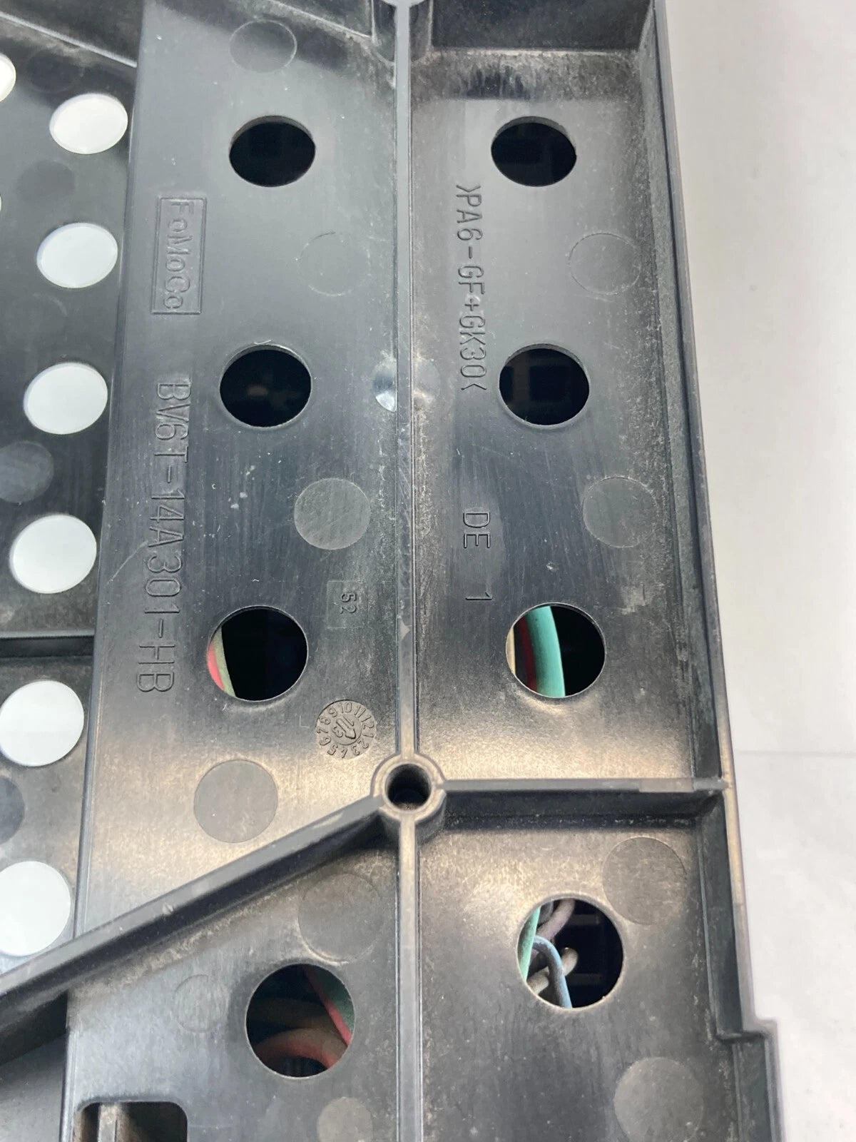 2012-2018 FORD FOCUS SEDAN 2.0L REAR TRUNK FUSE BOX FUSEBOX E00018599 OEM