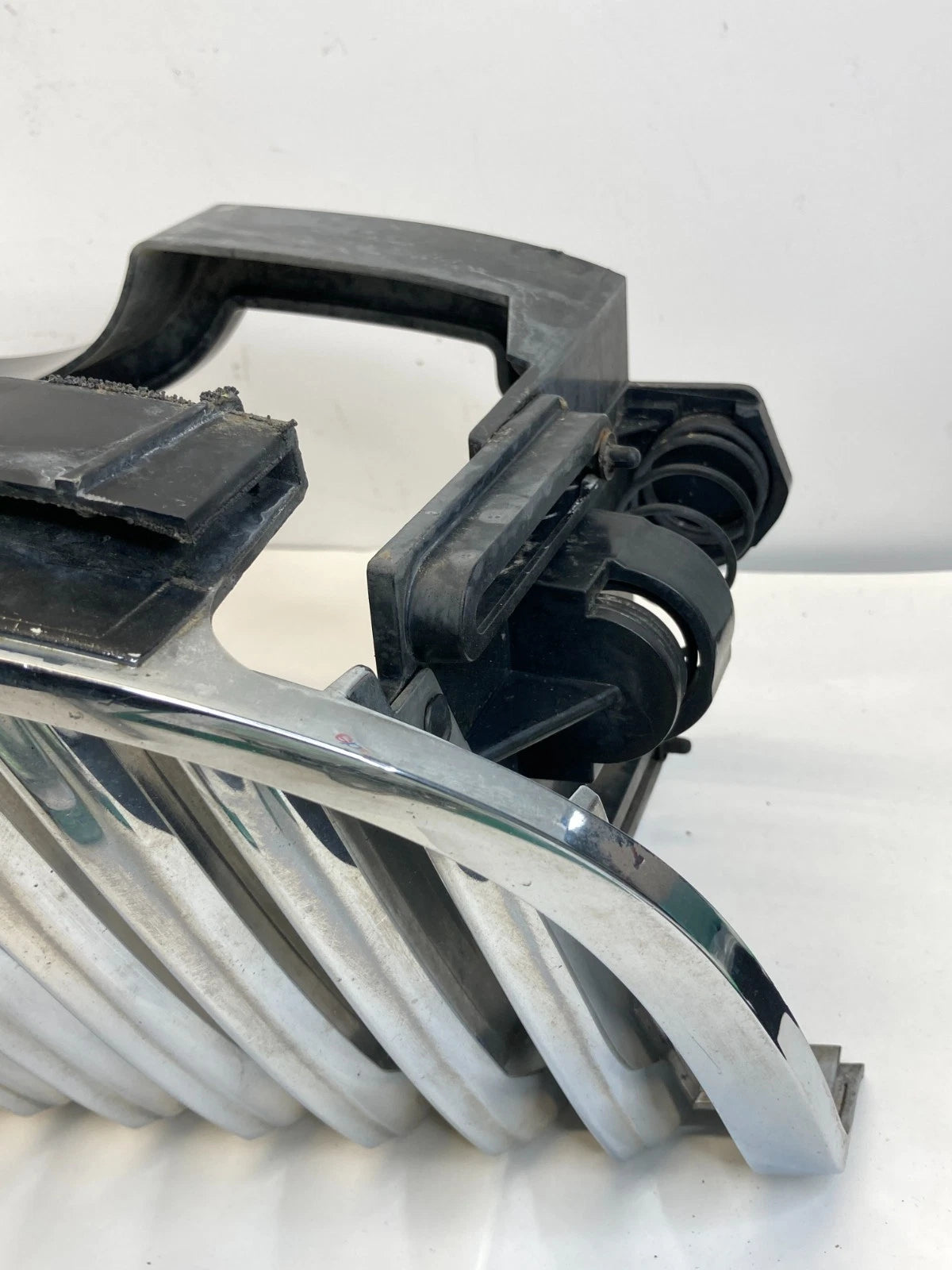 1998-2002 LINCOLN TOWN CAR FRONT UPPER GRILLE CHROME W/ EMBLEM XW13-8200-BA OEM