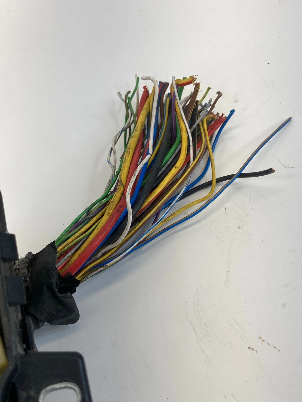 2012-2014 FORD FOCUS 2.0L L4 ENGINE COMPARTMENT JUNCTION FUSE BOX AV6T-14A142-AB