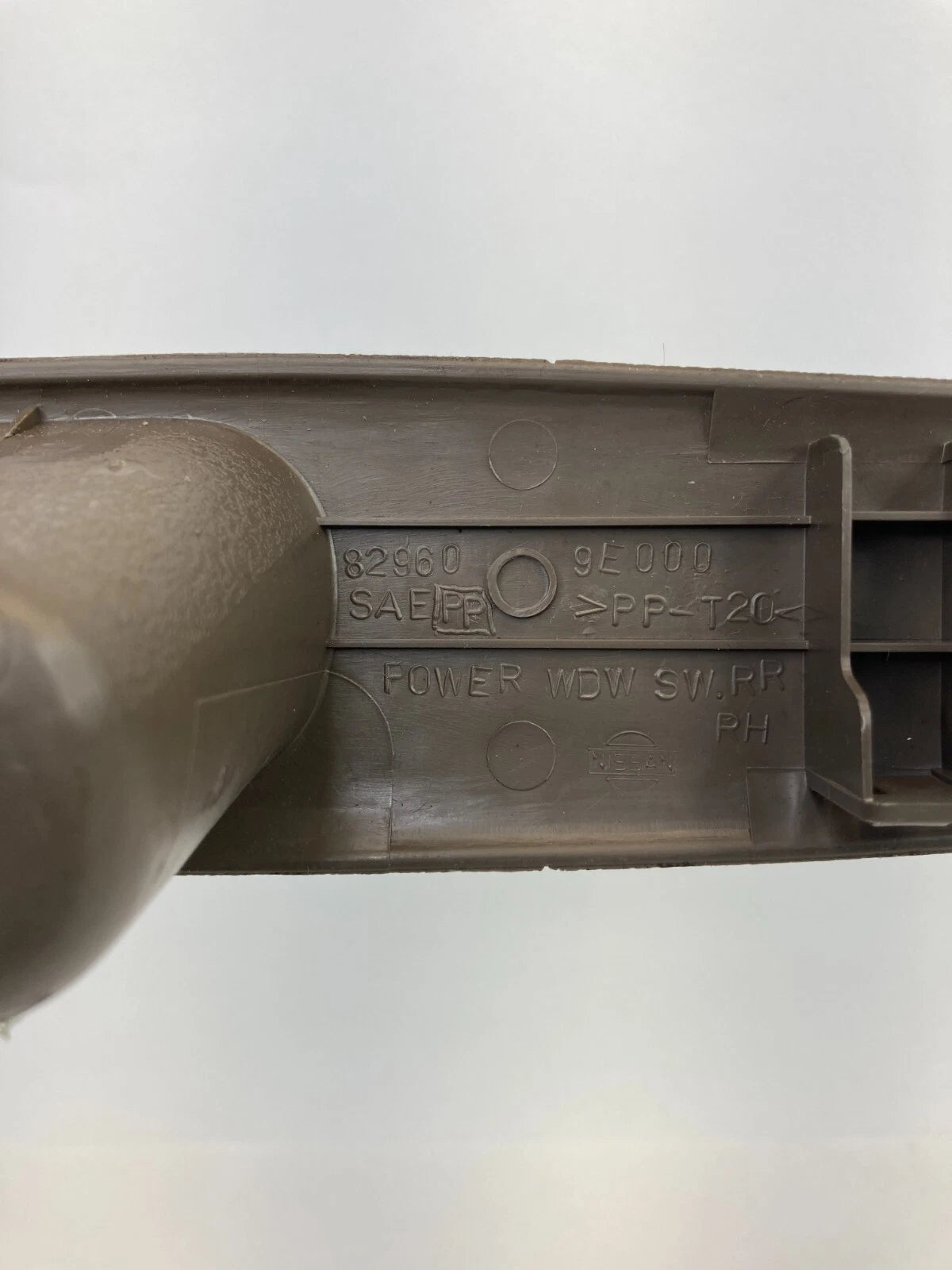 98-01 NISSAN ALTIMA REAR RIGHT SIDE DOOR WINDOW SWITCH COVER BEZEL 82960-9E000