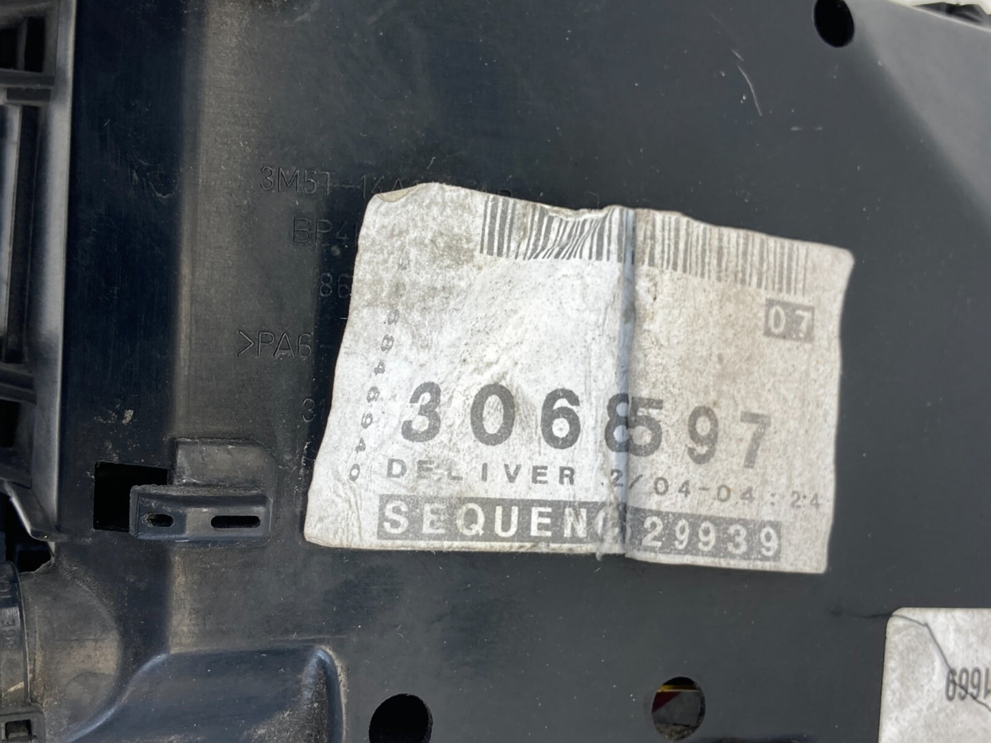 2004-2011 Volvo S40 2.4L Engine Fuse Relay Box Compartment 8688040 OEM