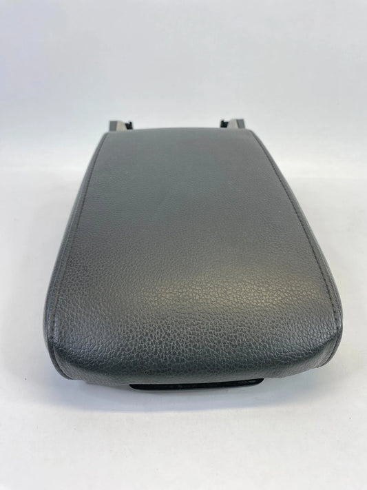 2013-2016 VOLKSWAGEN JETTA CENTER CONSOLE ARMREST ARM REST LID 5C6-864-207 OEM