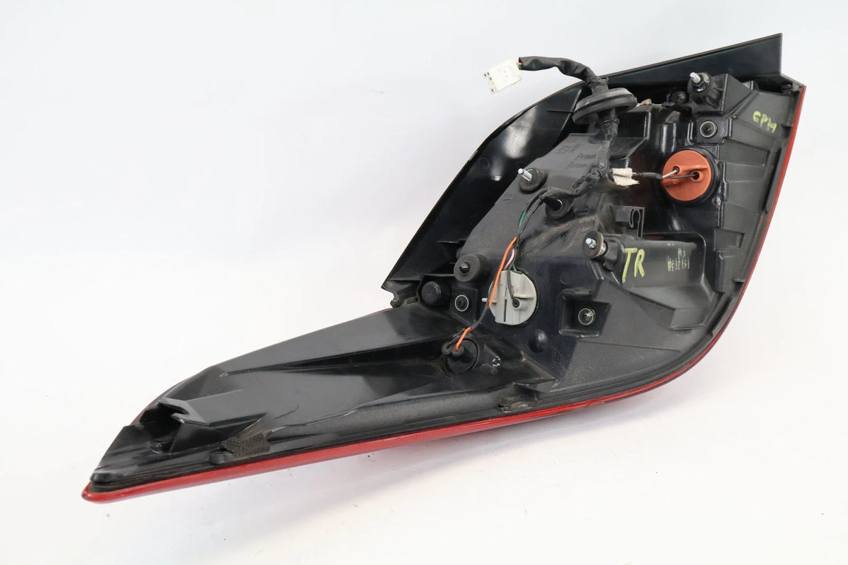 2014-2016 HYUNDAI ELANTRA SEDAN RH PASSENGER OUTER TAILLIGHT TAIL LIGHT LAMP OEM