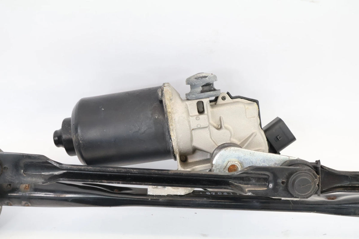2006-2011 HYUNDAI ACCENT FRONT WINDSHIELD WIPER LINKAGE W MOTOR OEM 98110-1G000