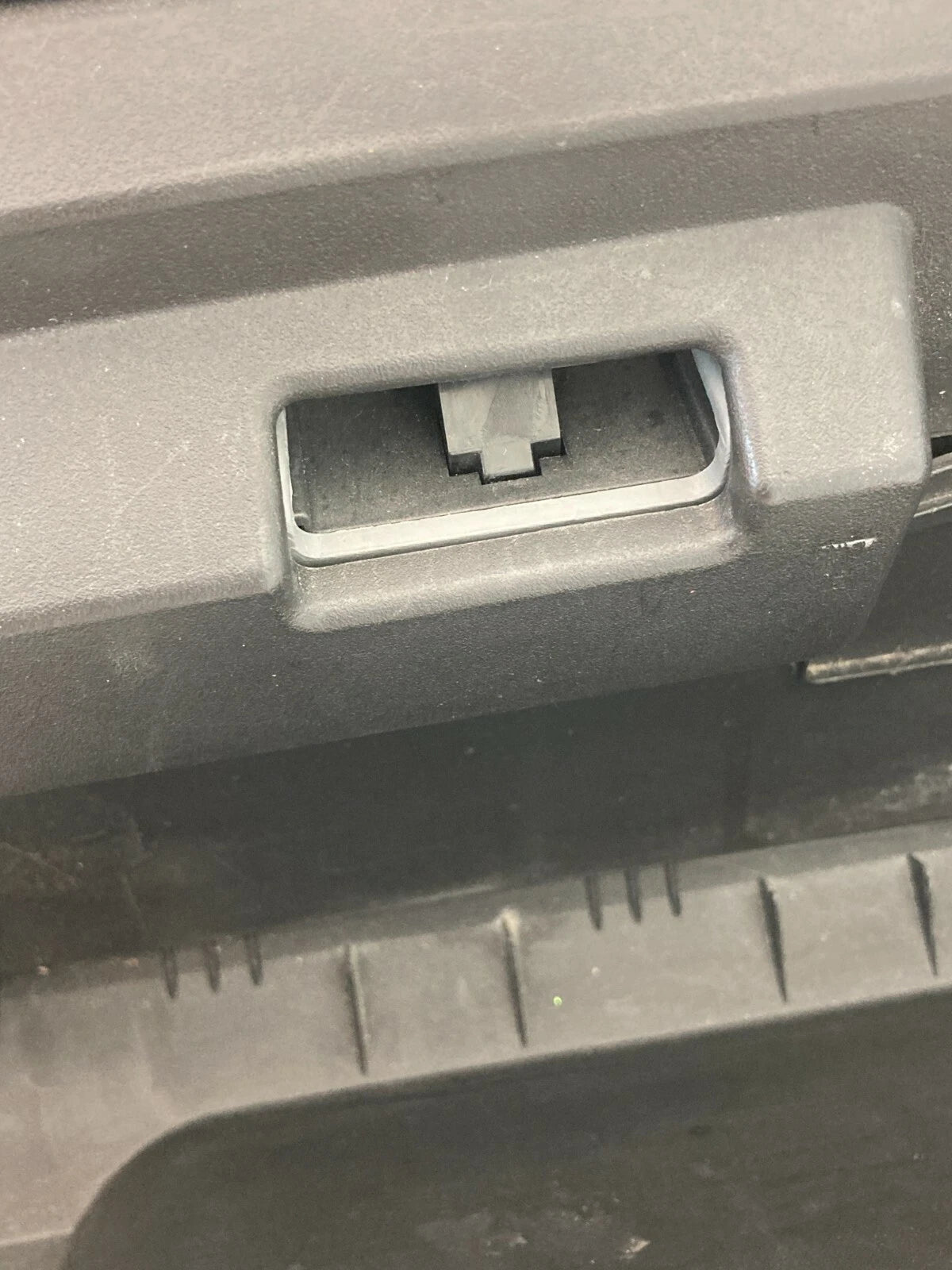 04-06 DODGE DURANGO GLOVE BOX COMPARTMENT DOOR INTERIOR DASH 1041180DX9ACA OEM