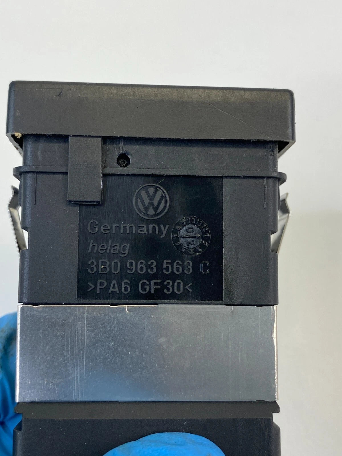 1998-2010 VOLKSWAGEN PASSAT FRONT LEFT SEAT HEATING HEAT SWITCH 3B0963563C OEM