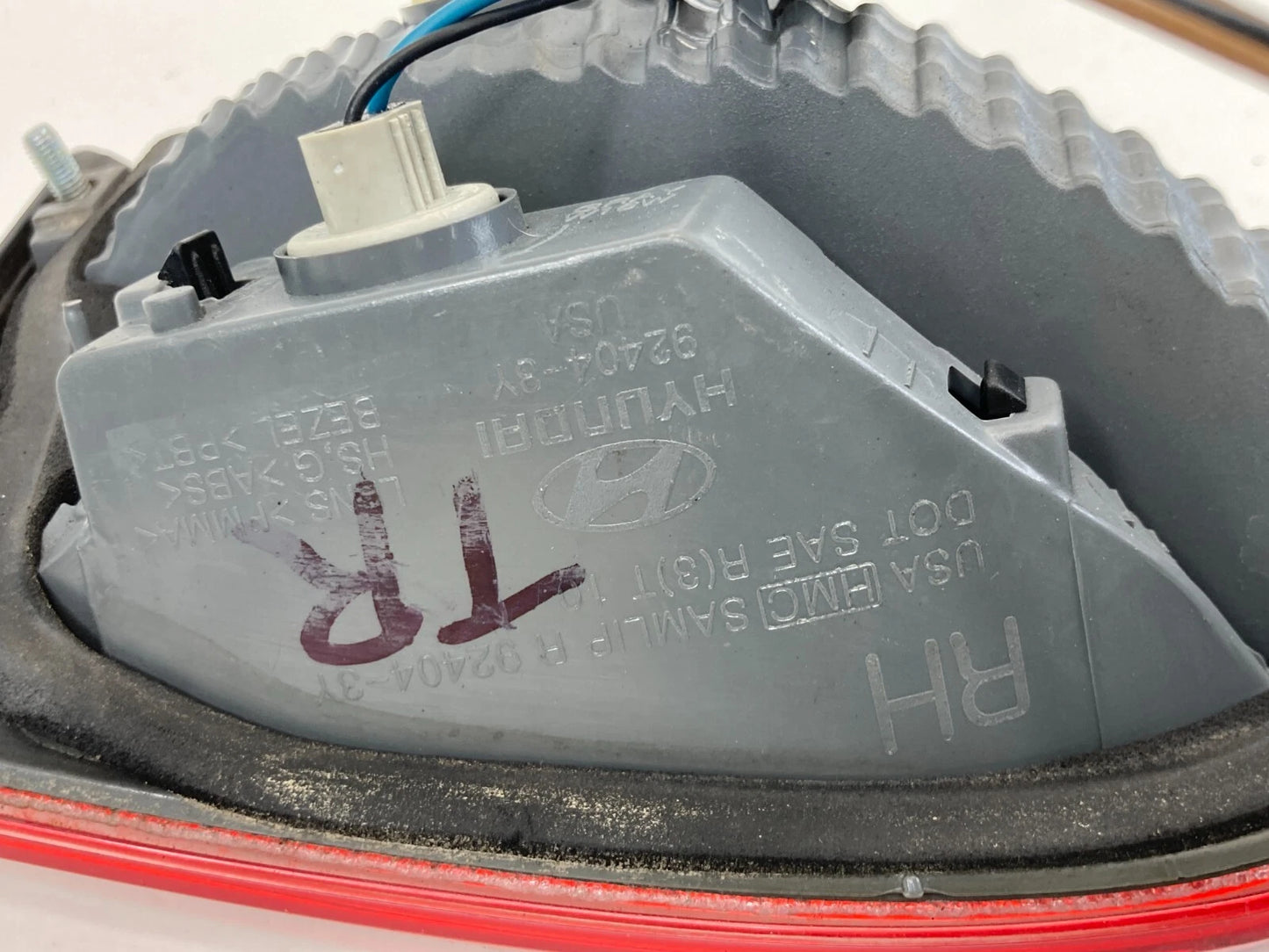 2011-2013 HYUNDAI ELANTRA SEDAN RIGHT SIDE INNER TRUNK TAILLIGHT 92404-3Y000 OEM