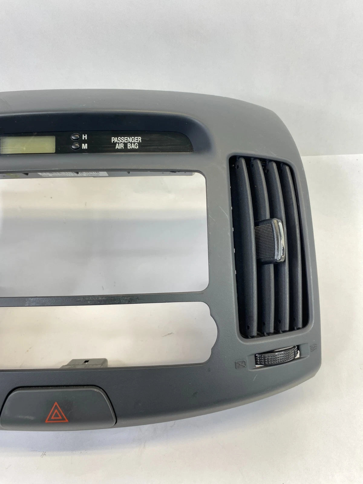 07-10 HYUNDAI ELANTRA DASH RADIO BEZEL AC AIR VENT TRIM W/ DIGITAL CLOCK OEM
