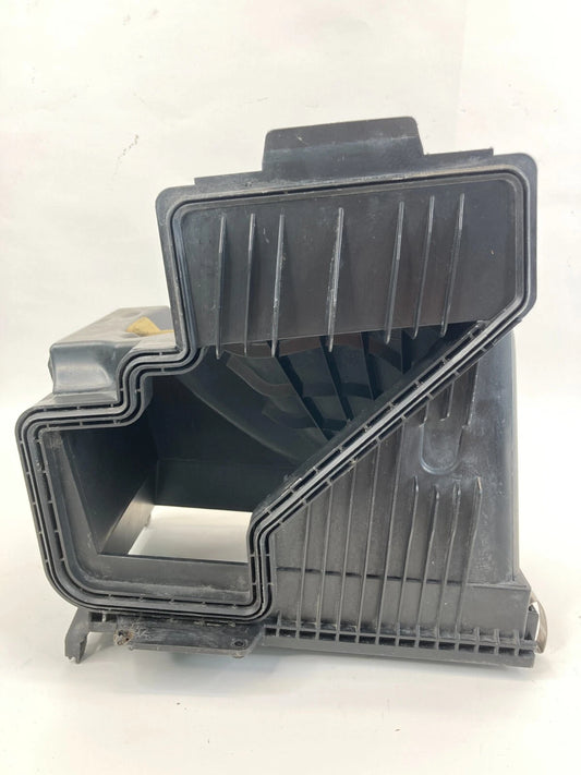 2002-2005 BMW 745i 4.4L V8 AIR CLEANER FILTER BOX LOWER COVER OEM 13717531864