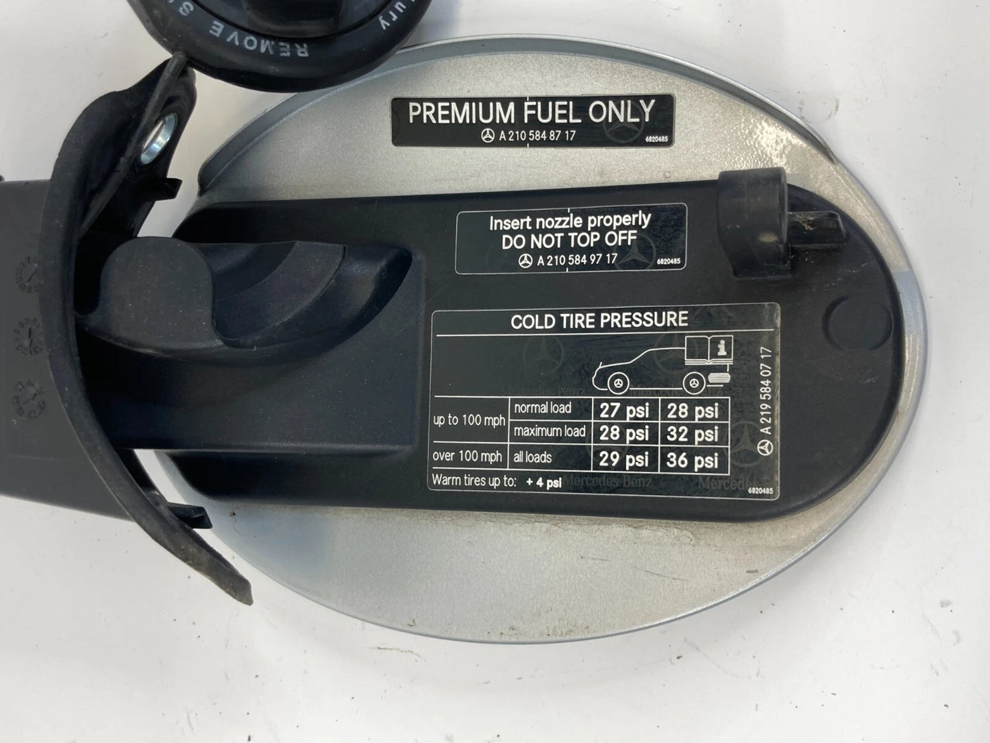 06-11 MERCEDES CLS500 FUEL FILLER TANK DOOR GAS LID W/ CAP UNIT A2105849717 OEM