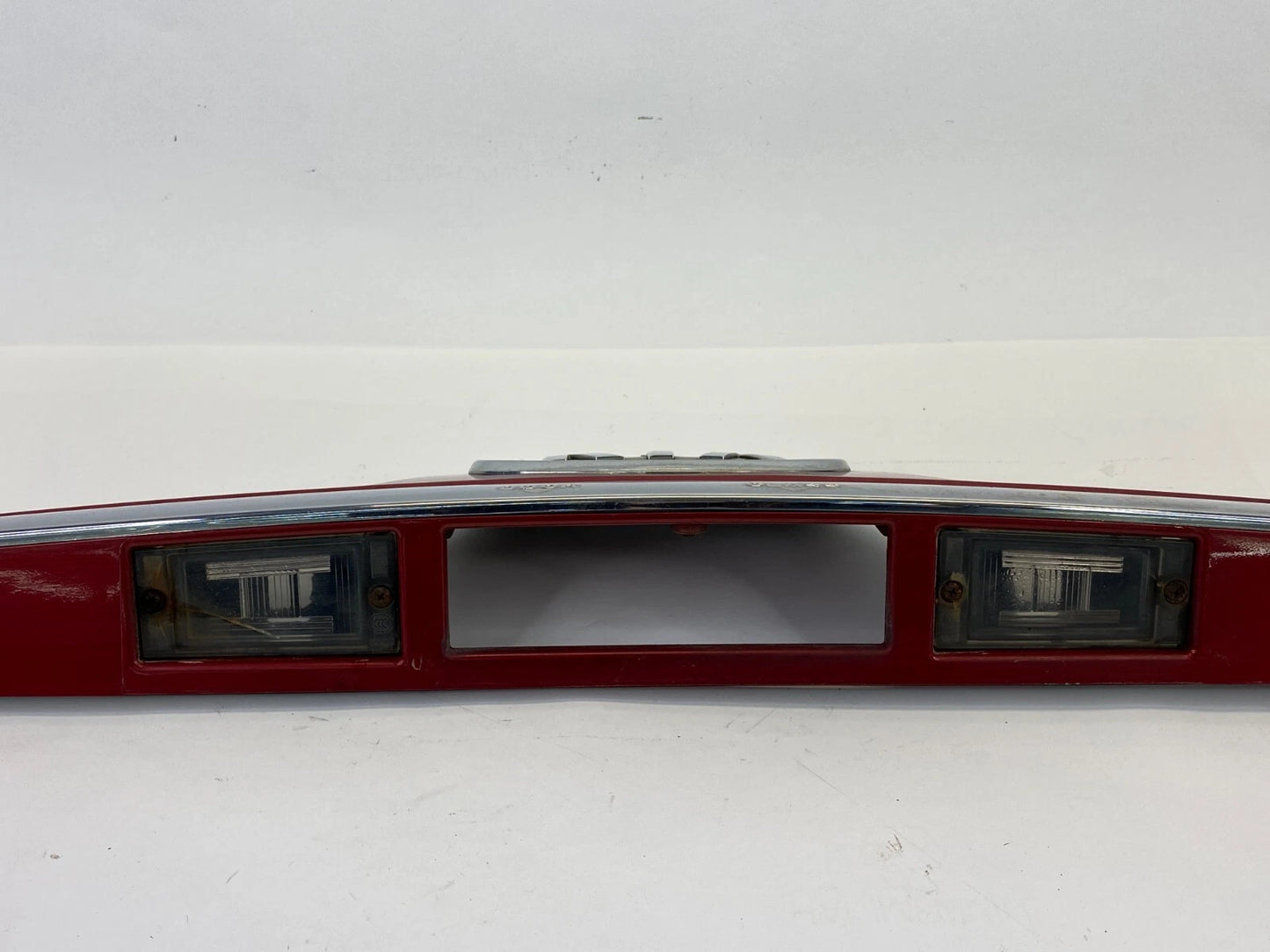 2007-2009 KIA SPORTAGE REAR LIFTGATE LICENSE MOLDING W/ EMBLEM & LAMP OEM