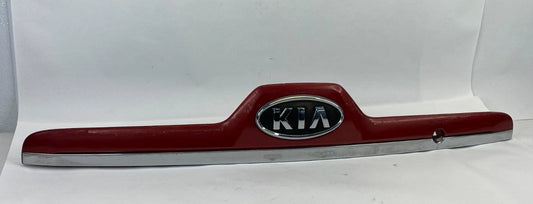 2007-2009 KIA SPORTAGE REAR LIFTGATE LICENSE MOLDING W/ EMBLEM & LAMP OEM