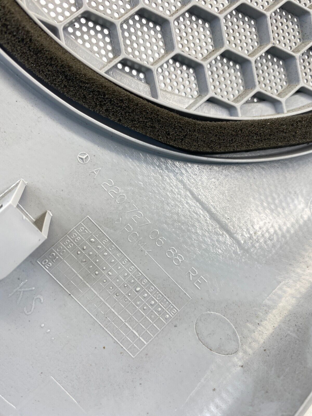 2000-2006 Mercedes-Benz S500 Front Right Door Speaker Gille Cover 2207270688