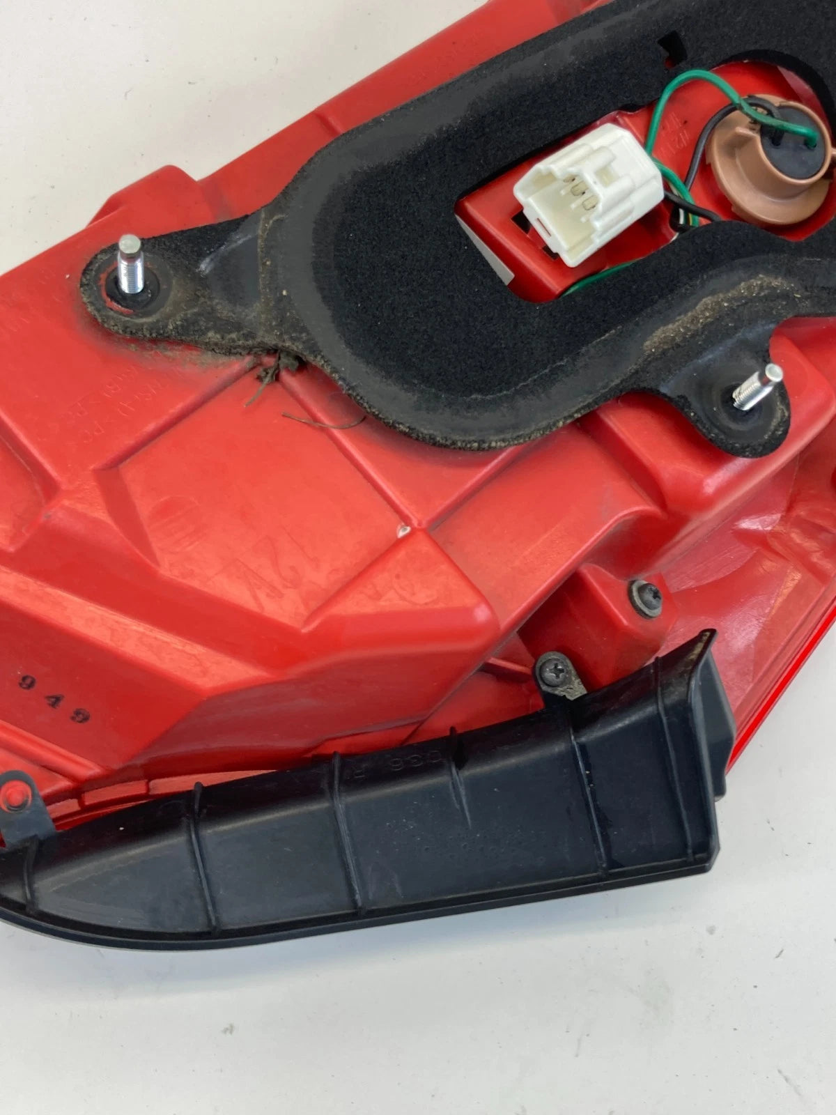 2009-2013 INFINITI G37 REAR RIGHT BACK SIDE TAIL LIGHT TAILLIGHT OUTER LAMP OEM