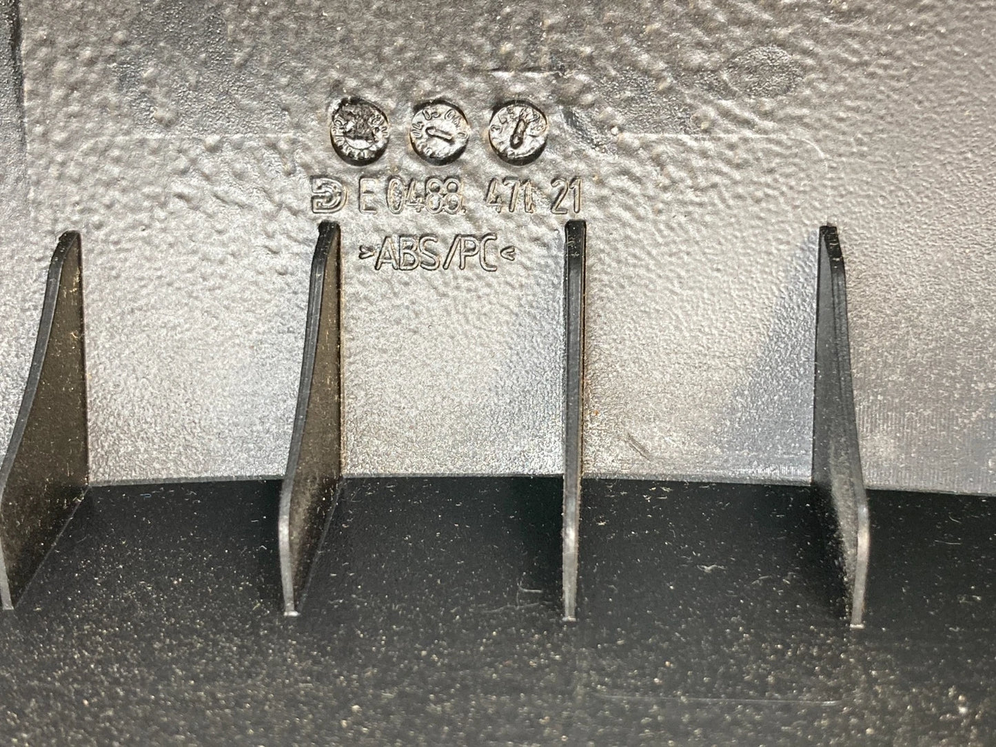 06-11 MERCEDES-BENZ CLS500 CLS550 REAR CENTER CONSOLE TRIM BEZEL W/AIR VENTS OEM