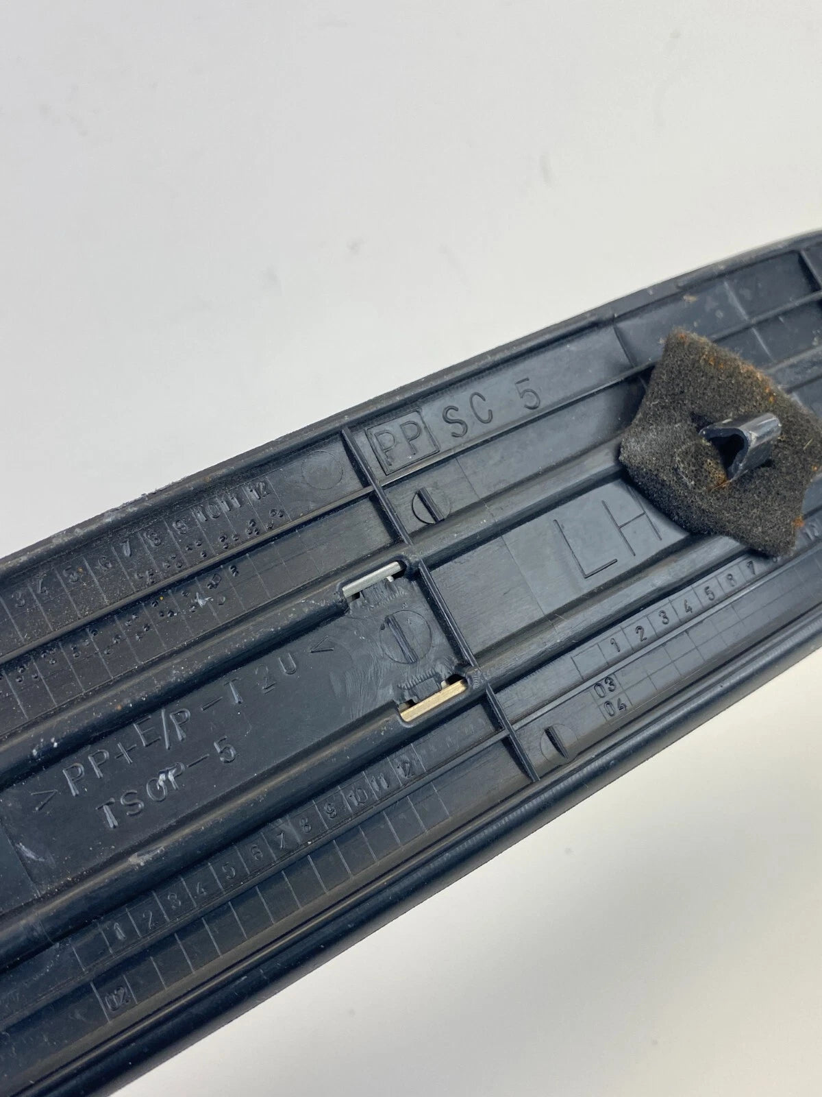 2000 2001 LEXUS ES300 REAR LEFT SIDE DOOR SILL SCUFF PLATE 67916-33040 OEM