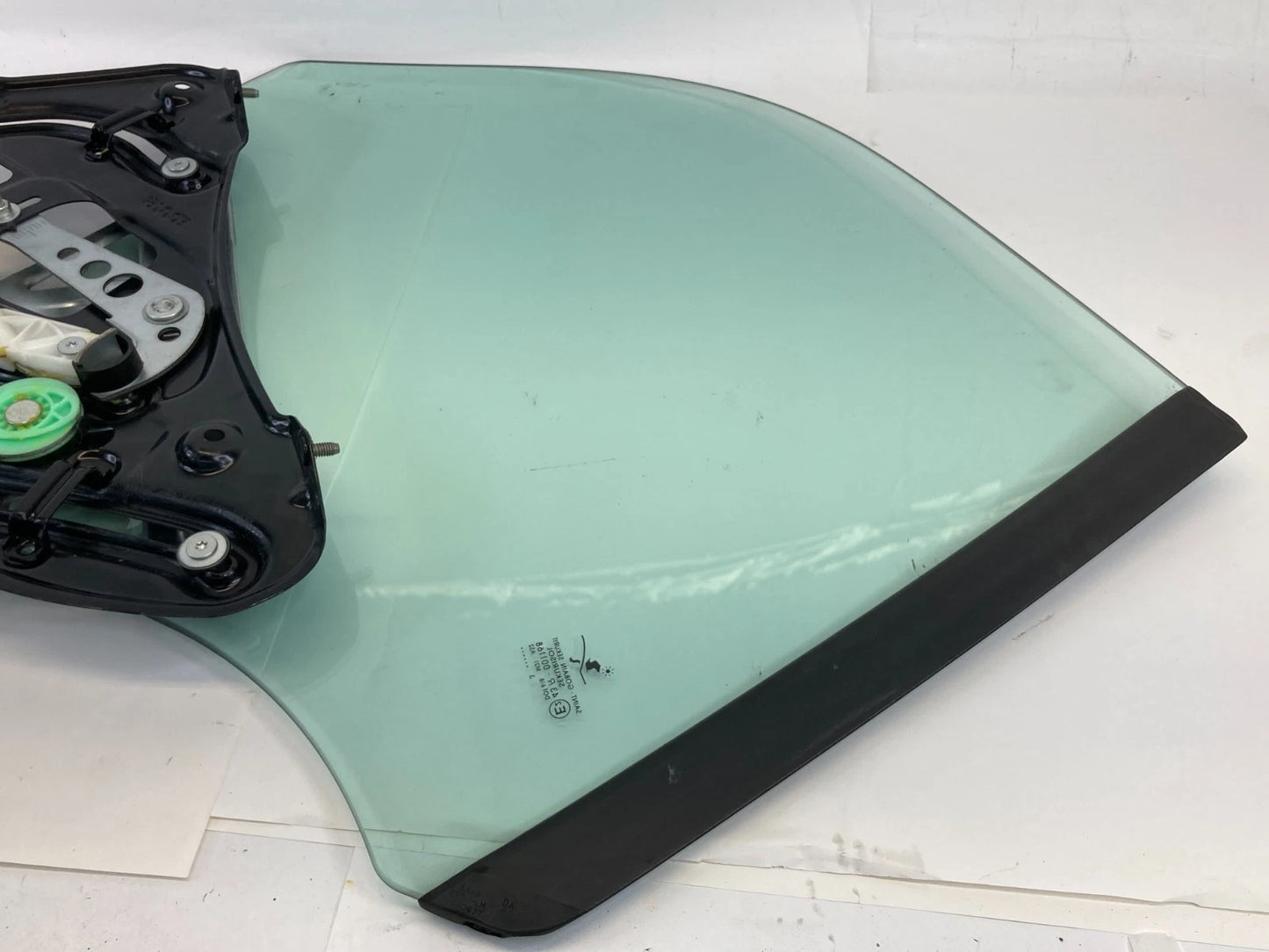 04-11 SAAB 9-3 CONVERTIBLE REAR LEFT QUARTER WINDOW GLASS W/ REGULATOR 12830637