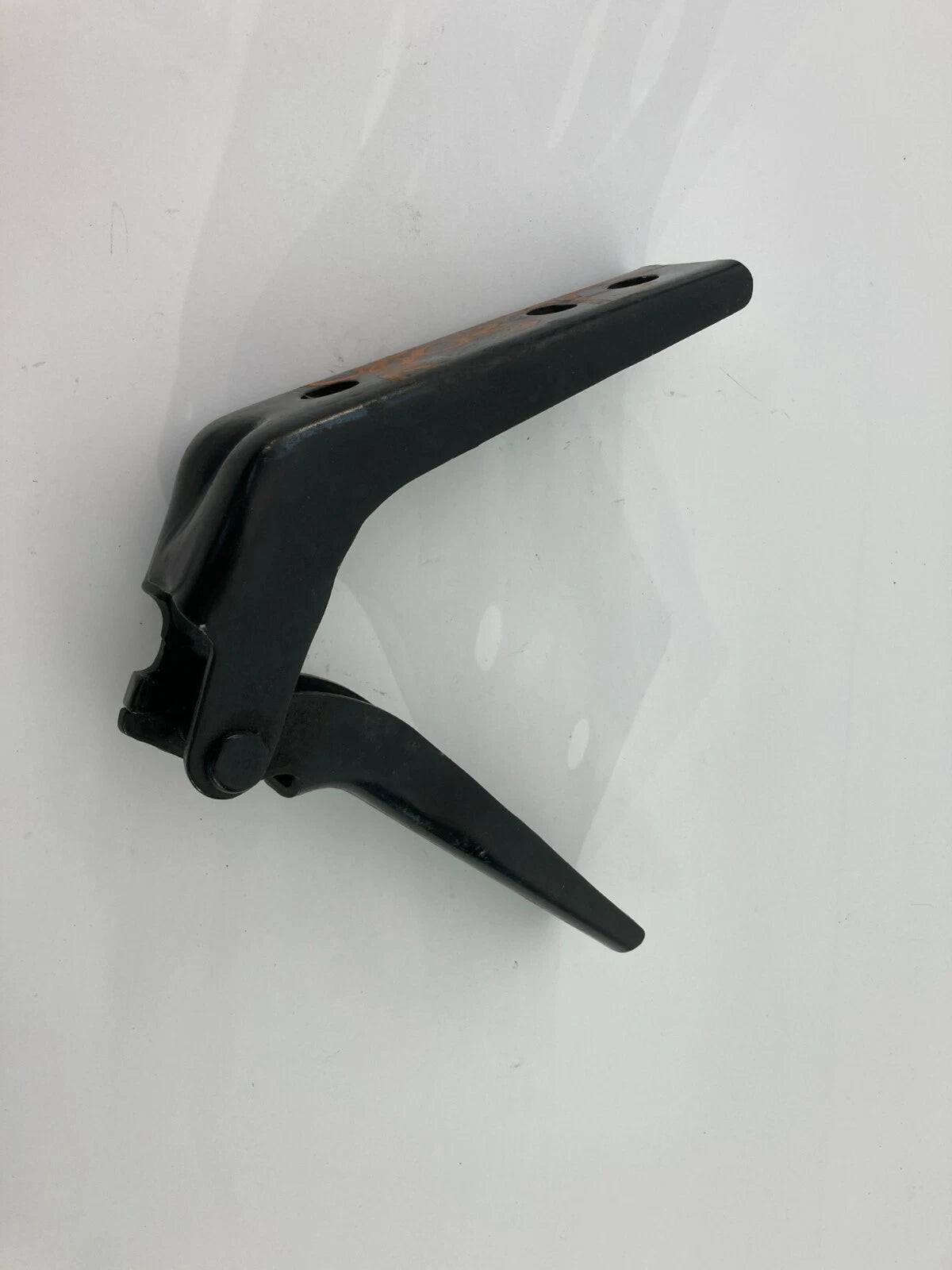 2002-2005 SATURN VUE FRONT RIGHT PASSENGER SIDE HOOD BONNET HINGE BRACKET OEM
