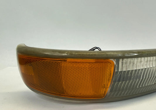 2000-2006 CHEVROLET TAHOE RIGHT FRONT BUMPER TURN SIGNAL PARK LIGHT OEM 16525192