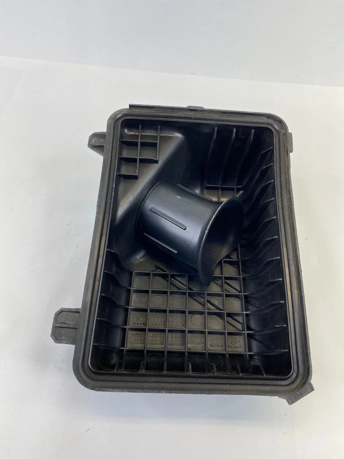 04-09 KIA SPECTRA AIR INTAKE FILTER BOX UPPER TOP COVER HOUSING 28111-2F200 OEM