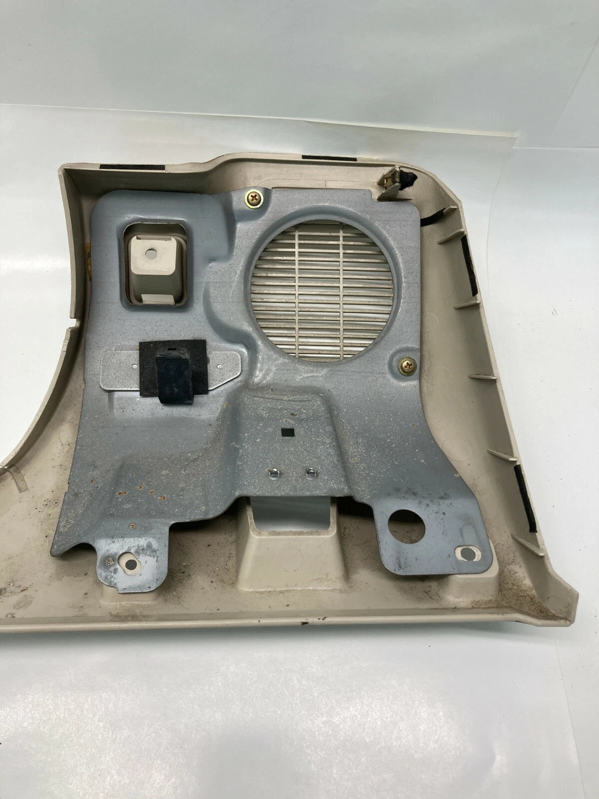 00-04 MITSUBISHI MONTERO SPORT LEFT SIDE DASH LOWER KNEE BOLSTER TRIM MR606381