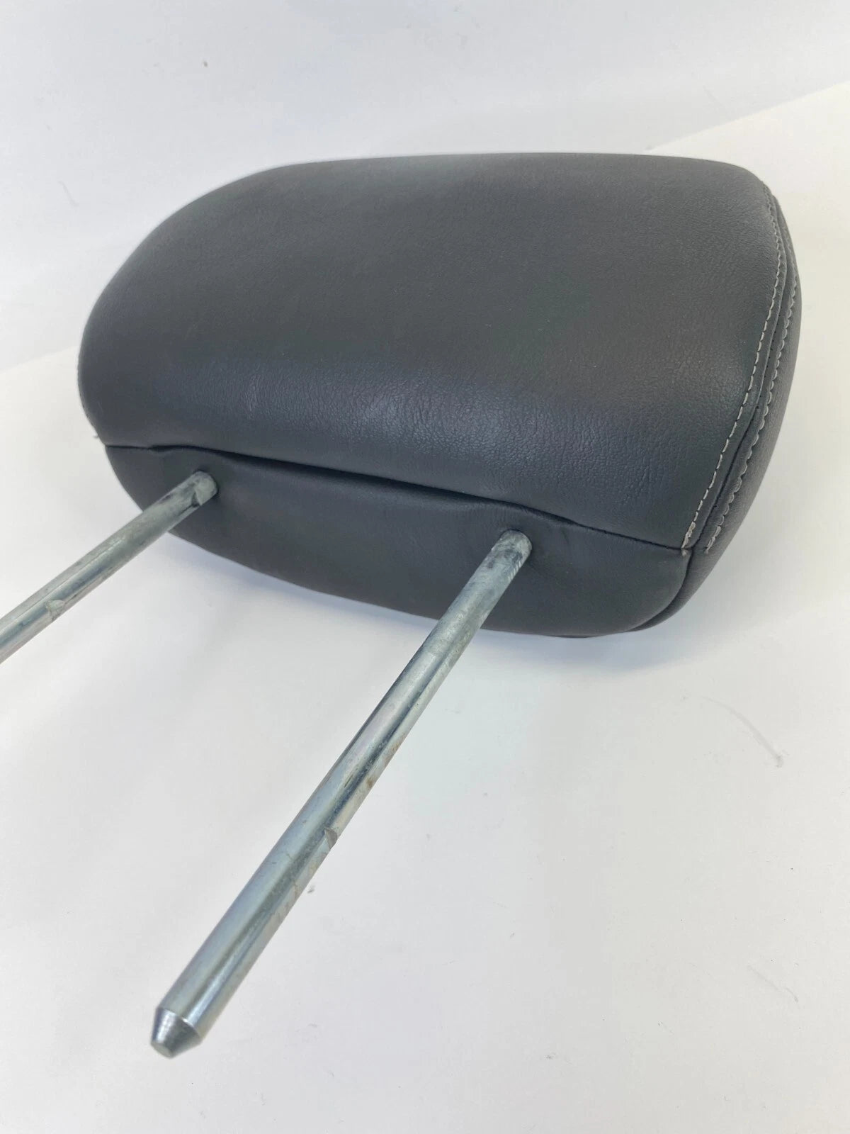 2002-2007 SATURN VUE FRONT LEFT DRIVER SIDE SEAT HEADREST HEAD REST OEM