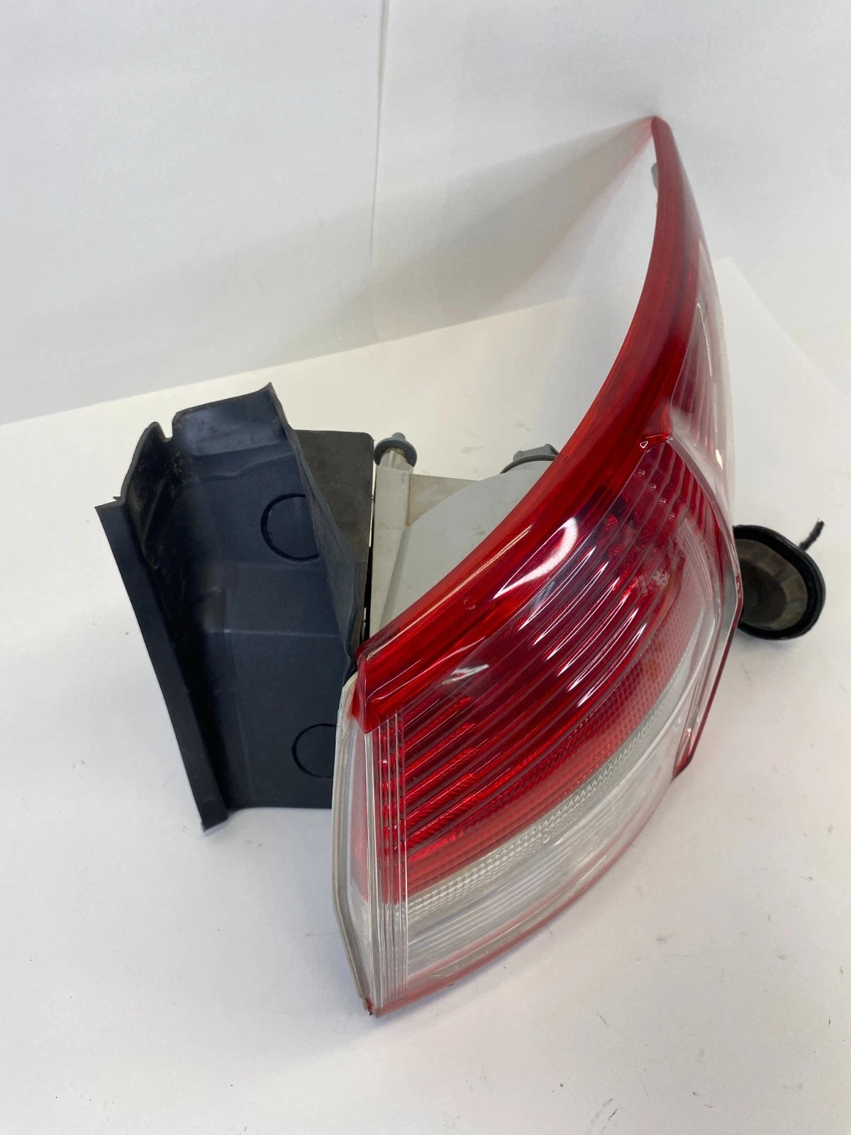 2013-2016 FORD ESCAPE RIGHT REAR OUTER TAILLIGHT LAMP ASSY CJ54-13404-A OEM