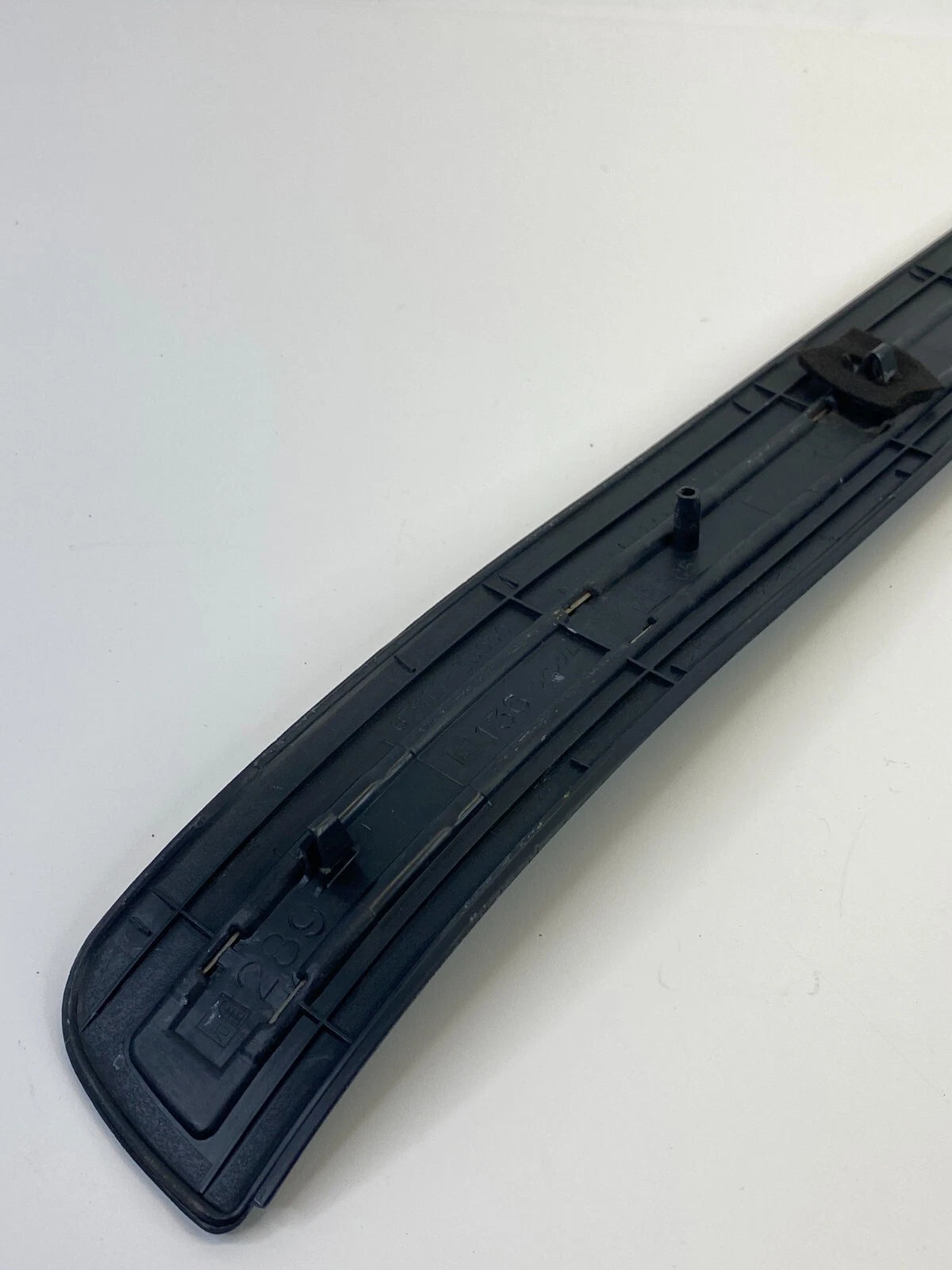 2000 2001 LEXUS ES300 REAR LEFT DOOR SILL SCUFF PLATE TRIM UNIT OEM 67911-33050