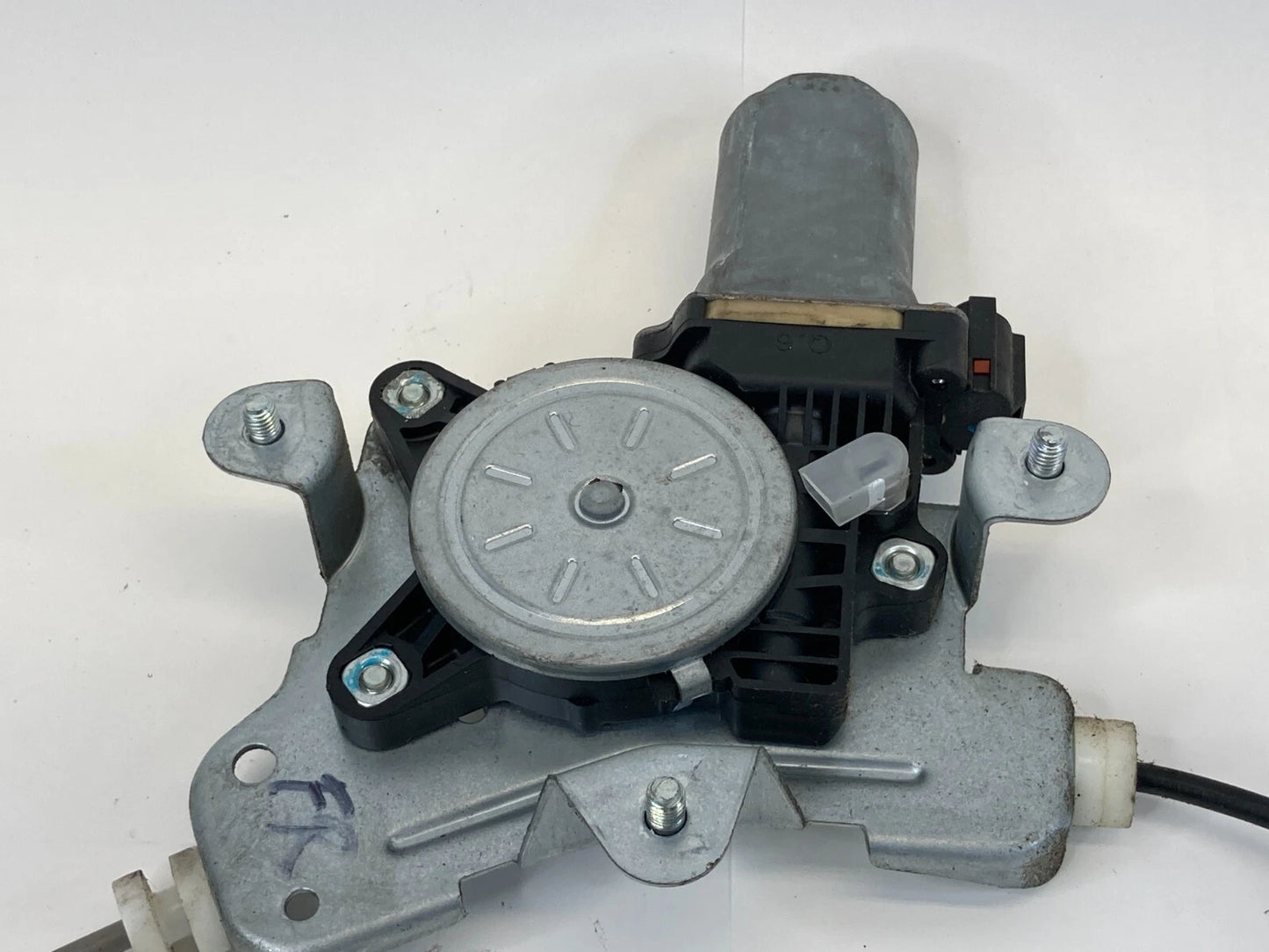 2008-2010 SATURN VUE FRONT RIGHT DOOR POWER WINDOW REGULATOR W/ MOTOR